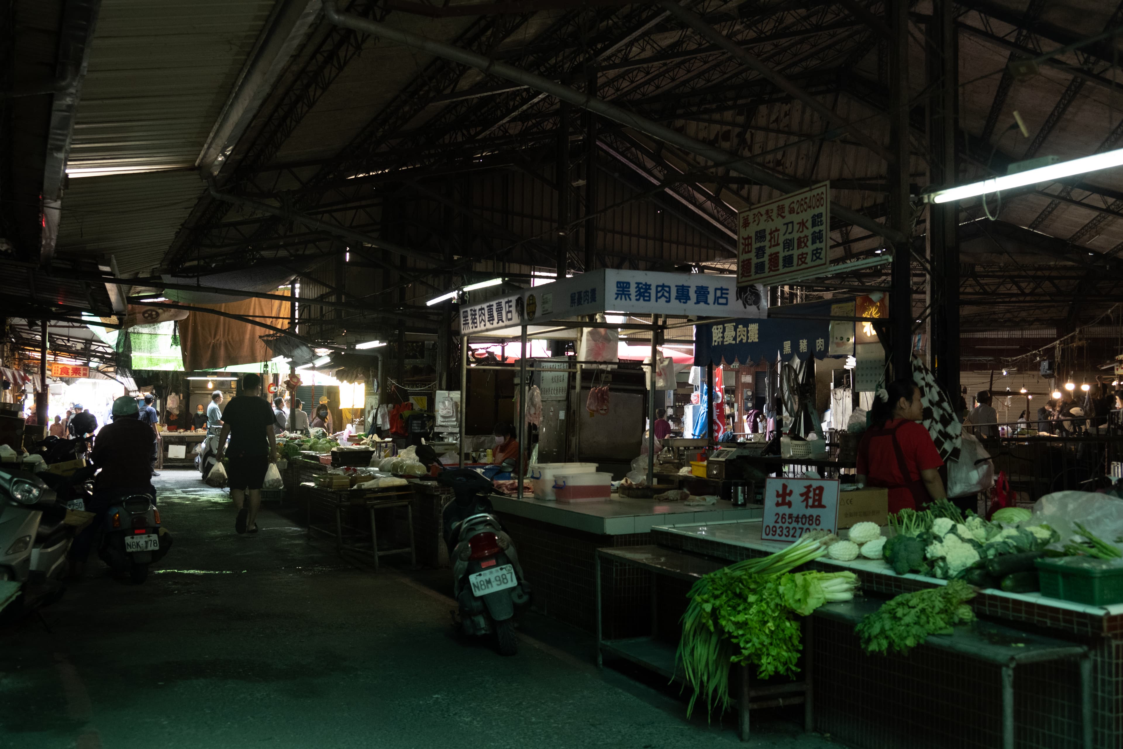 嘉義當地市場的特殊氛圍讓編導片山慎三想起自己的故鄉大阪。(光年映畫提供)