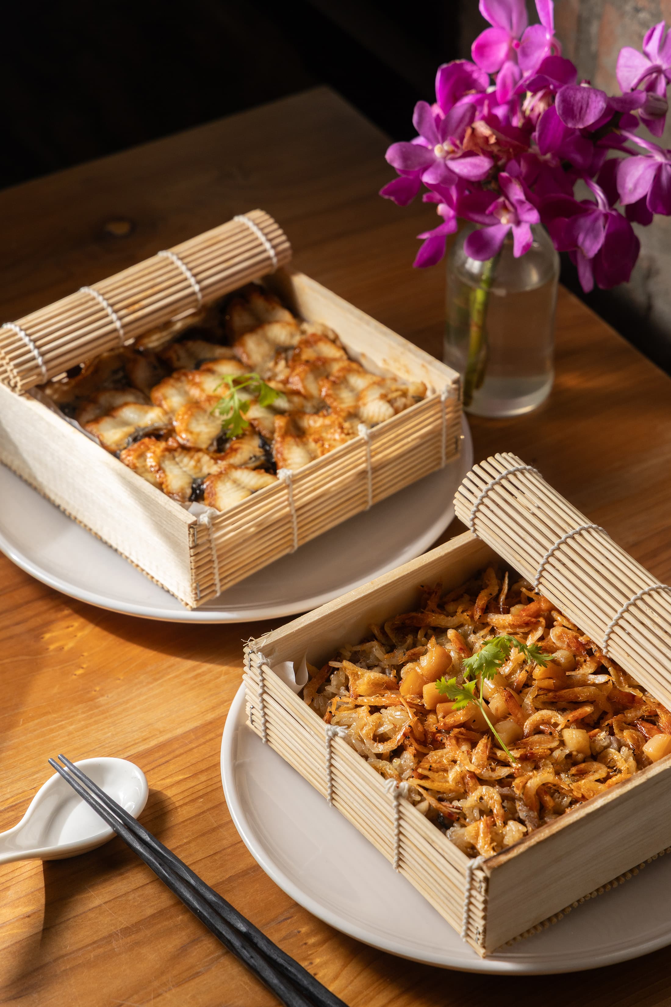 旅客也能在頓物驛買到特製的「御鰻醇香油飯」(上,600元/份)或「櫻蝦豐年糯米飯」(下,550元/份)當伴手禮帶回家。