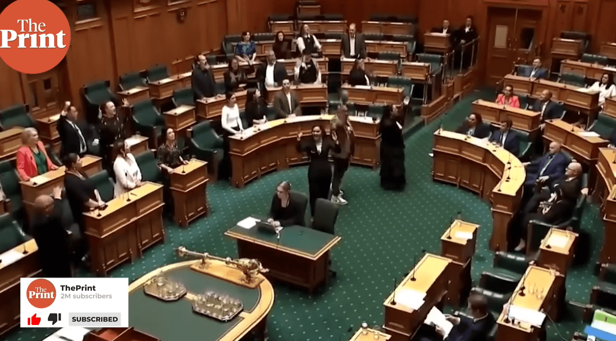 支持毛利人的議員們,在現場大跳毛利戰舞。(翻自the Print)