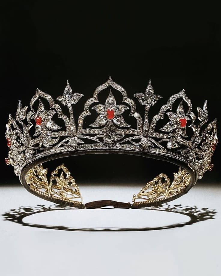 維多利亞女王的「東方圓飾王冠」,由英國御用珠寶商 Garrard & Co. 在 1853 年按照王夫亞伯特親王的設計打造,結合蓮花與莫臥兒拱門的東方風格,最初鑲嵌蛋白石,後由亞歷山德拉王后改為緬甸紅寶石,是英國王室極為罕見公開的傳世珠寶。(翻攝princesscatherineofwales IG)