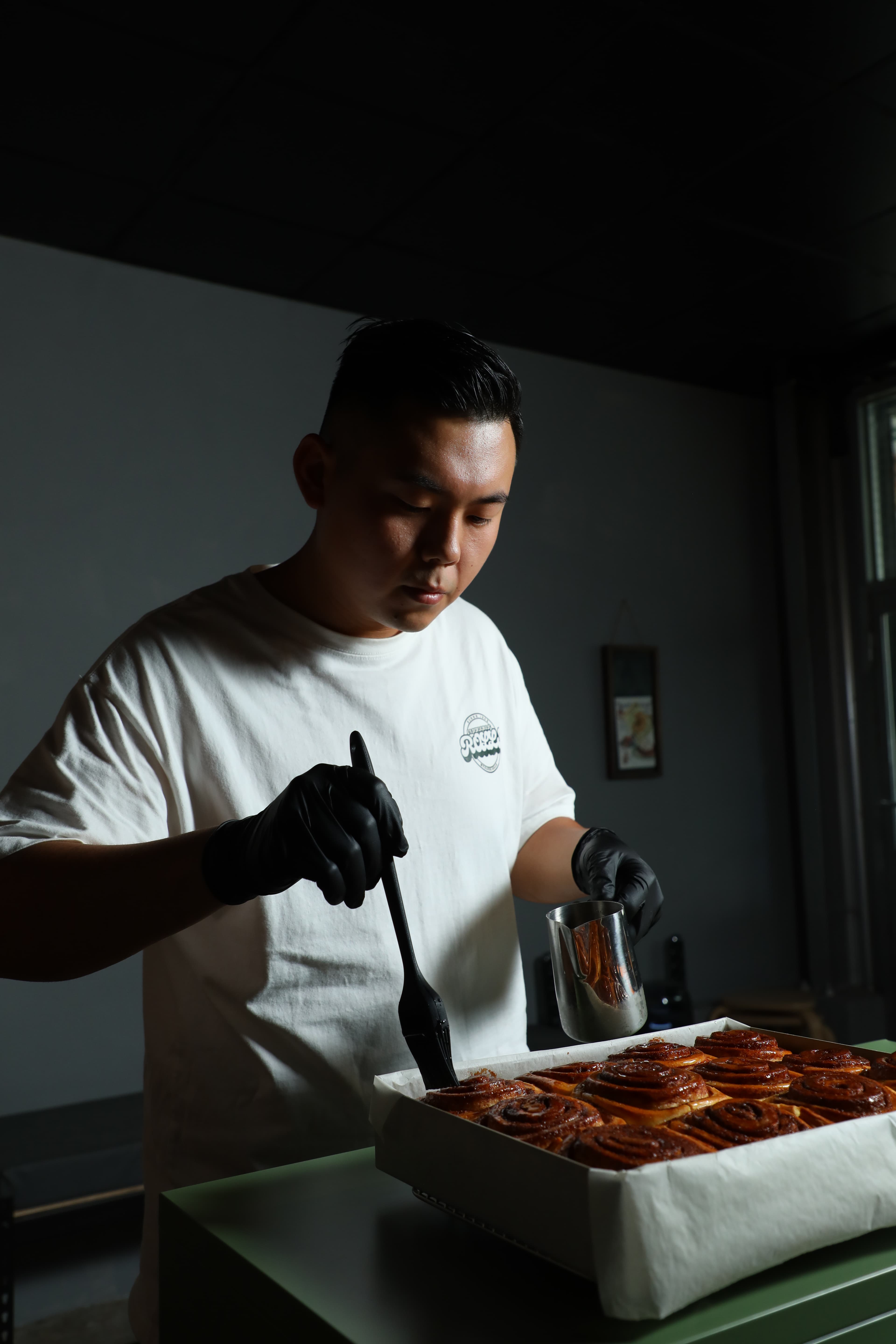 Edison是肉桂捲成癮患者,秉持「甜點就是要吃甜」的原則,刷醬、給料都很大方。