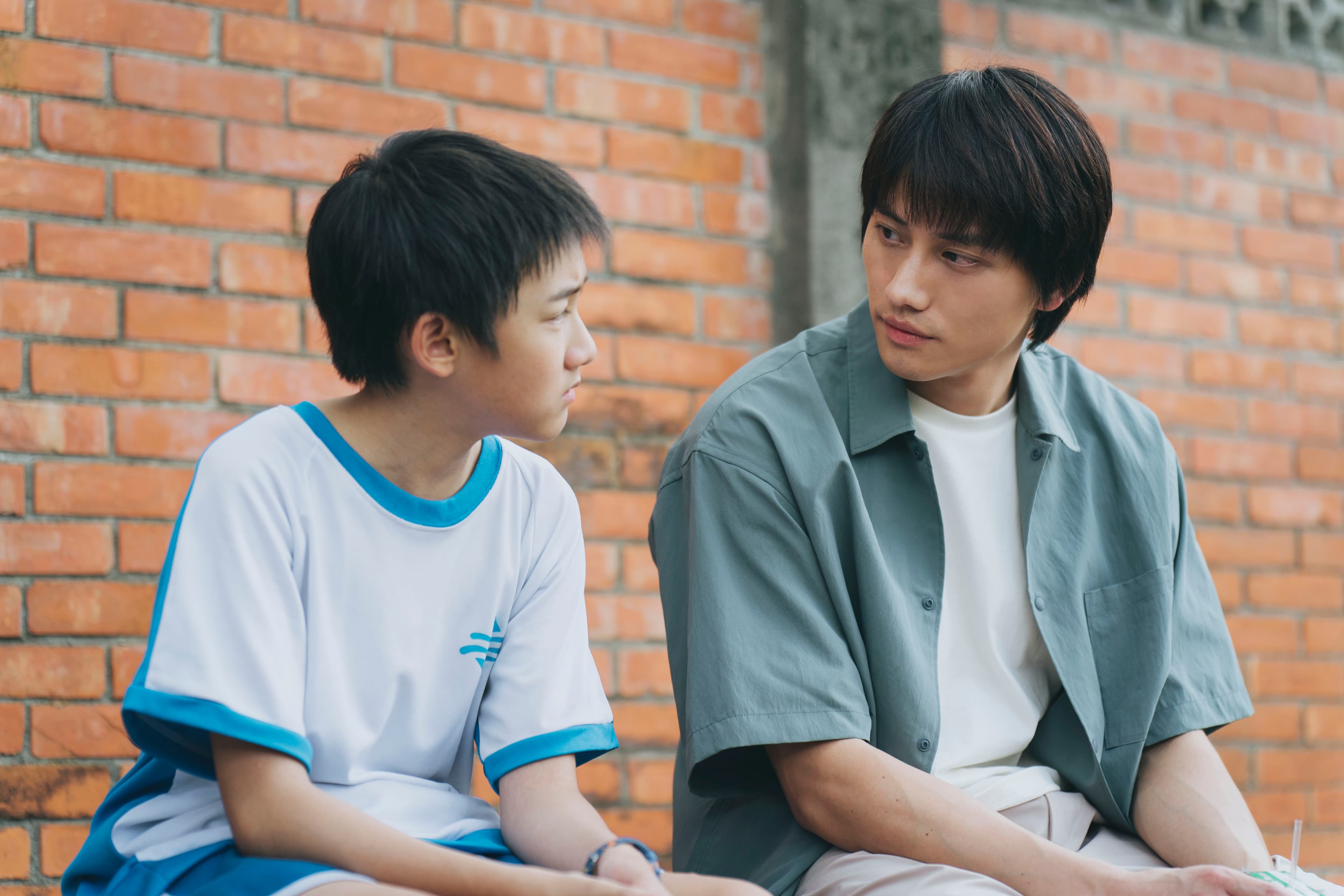 范少勳詮釋社工捲育幼院霸凌案,滿懷理想卻頻受挫,坦言「跟當父母一樣難」。(「冬候鳥電影」 、「文策院」提供)