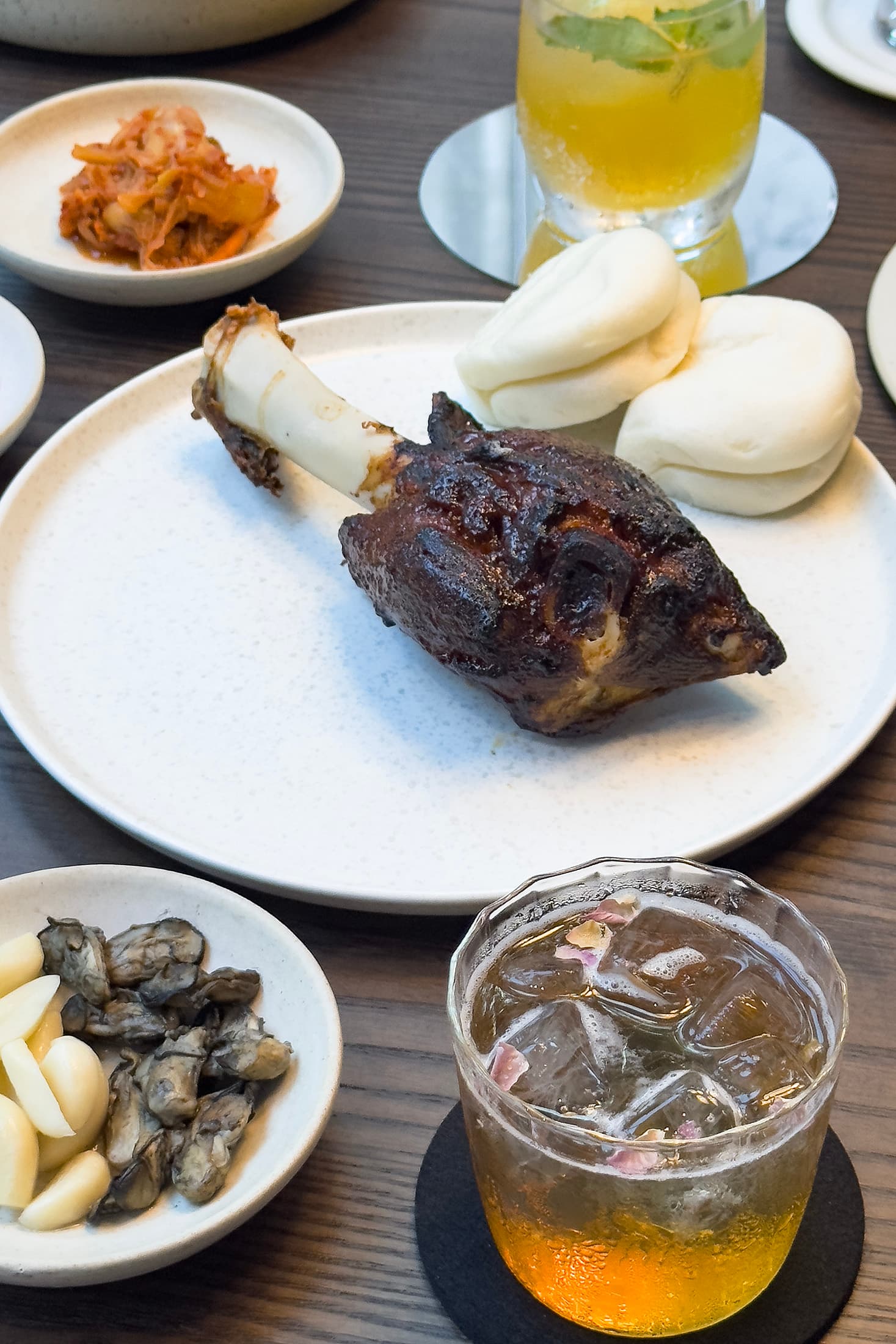 誰說刈包只能包爌肉?「Ssamjang 小羊膝 泡菜 煙燻牡蠣 刈包」以韓式包飯醬搭上軟嫩多汁的小羊膝,再加入煙燻牡蠣與泡菜,中西交融的創意吃法,超有記憶點。(880元/份)