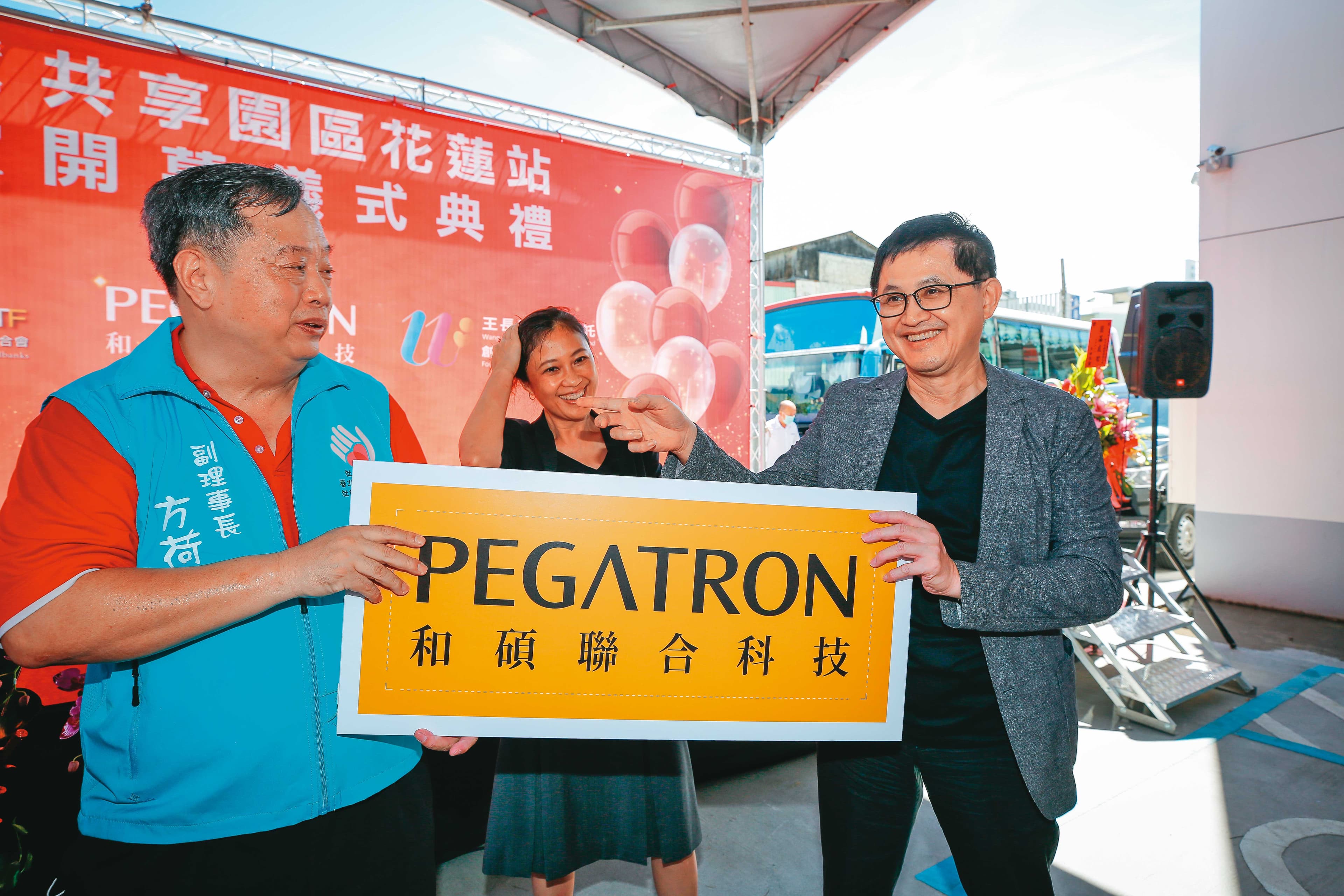 長期關懷弱勢的童子賢(右),支持最強里長方荷生(左)在全台建立食物銀行,減少食物浪費。