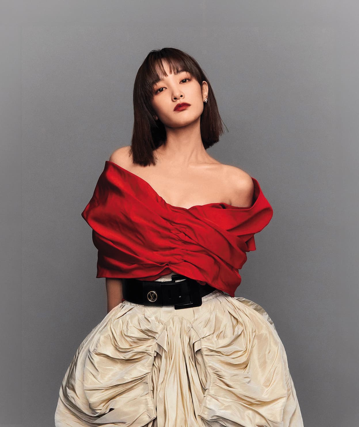一次網羅兩大幸運色,王淨完美演繹,紅金配也能很Young!(Louis Vuitton提供)