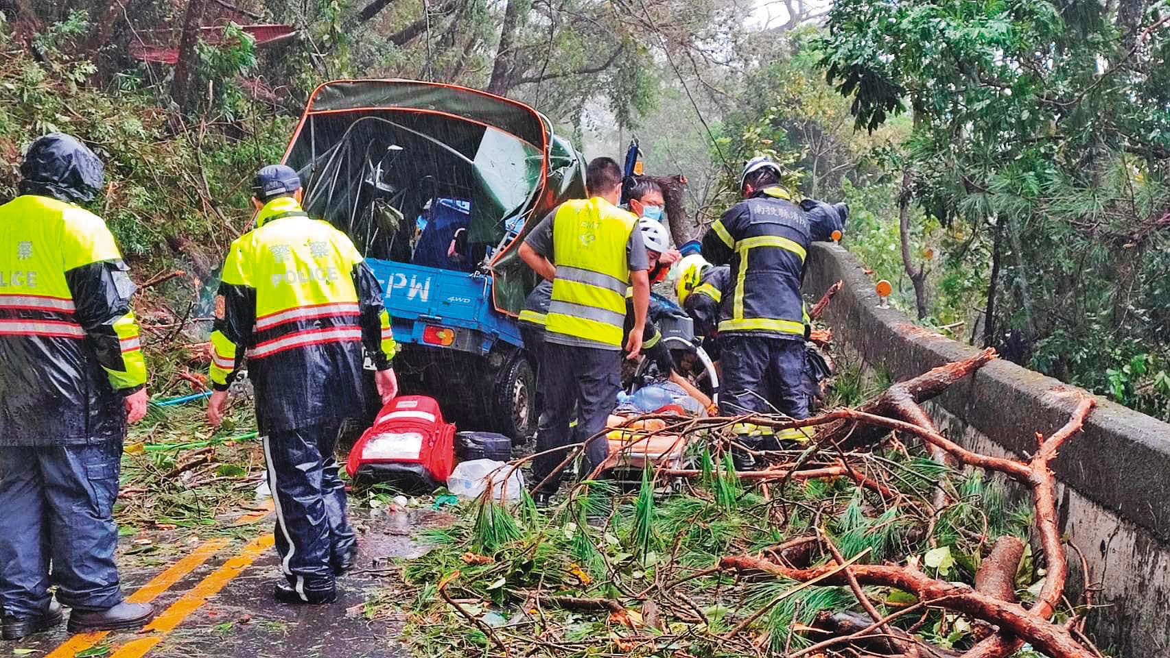颱風期間一輛小貨車行經合歡山公路,女乘客慘遭路樹壓死。(讀者提供)