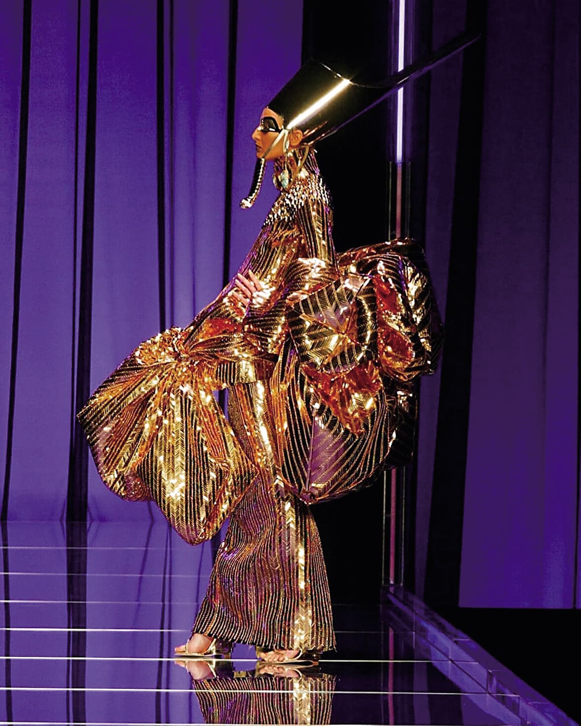 Galliano擅長以劇場手法詮釋時尚, 2004年埃及豔后便是一例。(翻攝自Dior in the 2000s IG)