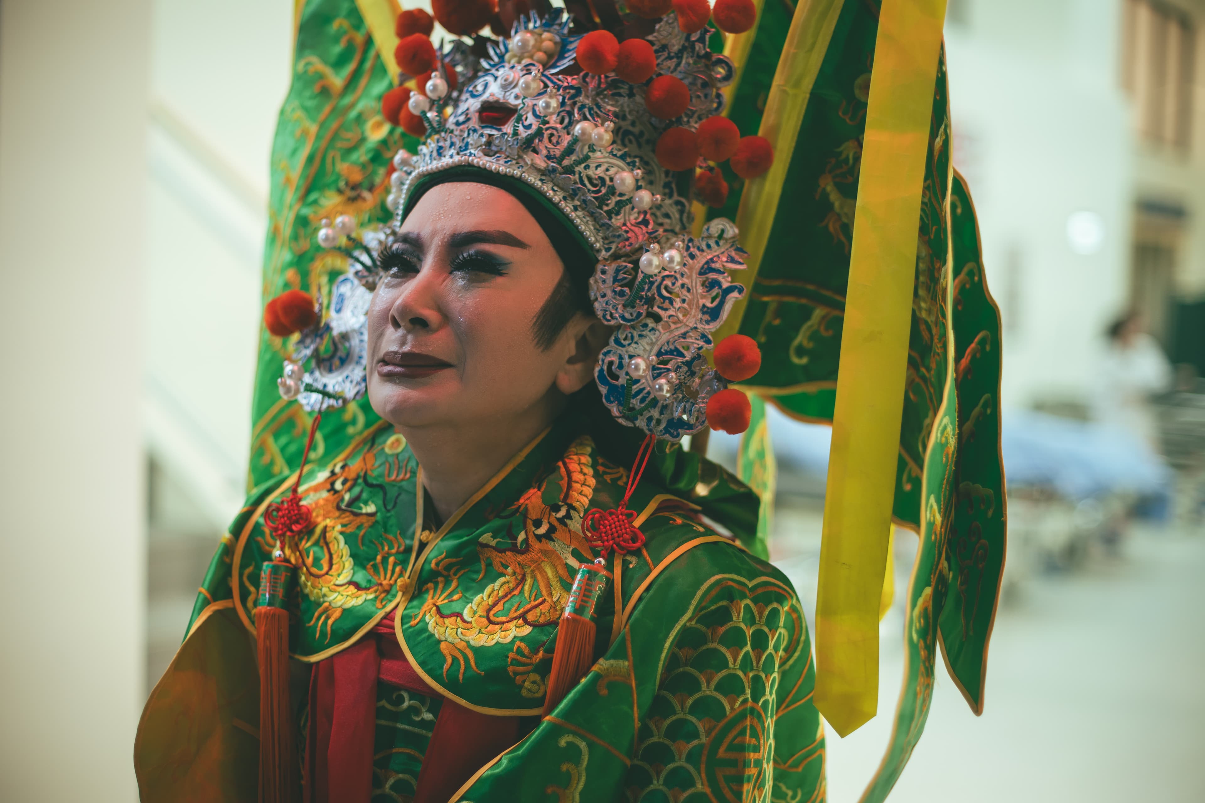 劇中陳亞蘭知道丈夫莊凱勛出車禍,連忙穿著戲服赴醫院,擔心不已。(公視台語台、華視提供)