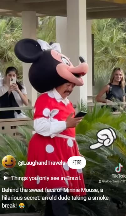 一名扮演米妮的工作人員被目睹公然脫掉頭套抽菸,讓眾人對米妮的印象幻滅。(翻攝YT頻道@LaughandTravels)