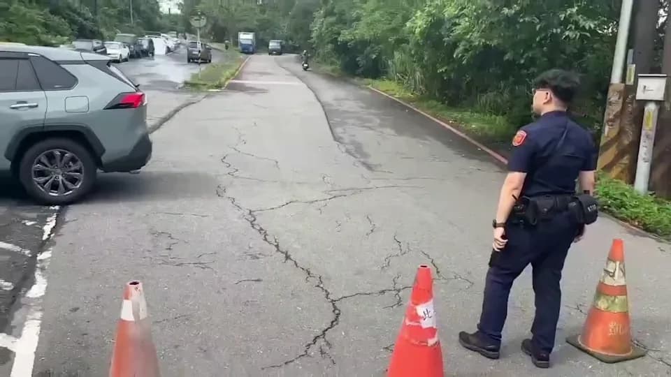 汐止伯爵山莊巷口,在連日大雨後路面出現大規模裂痕。(警方提供)