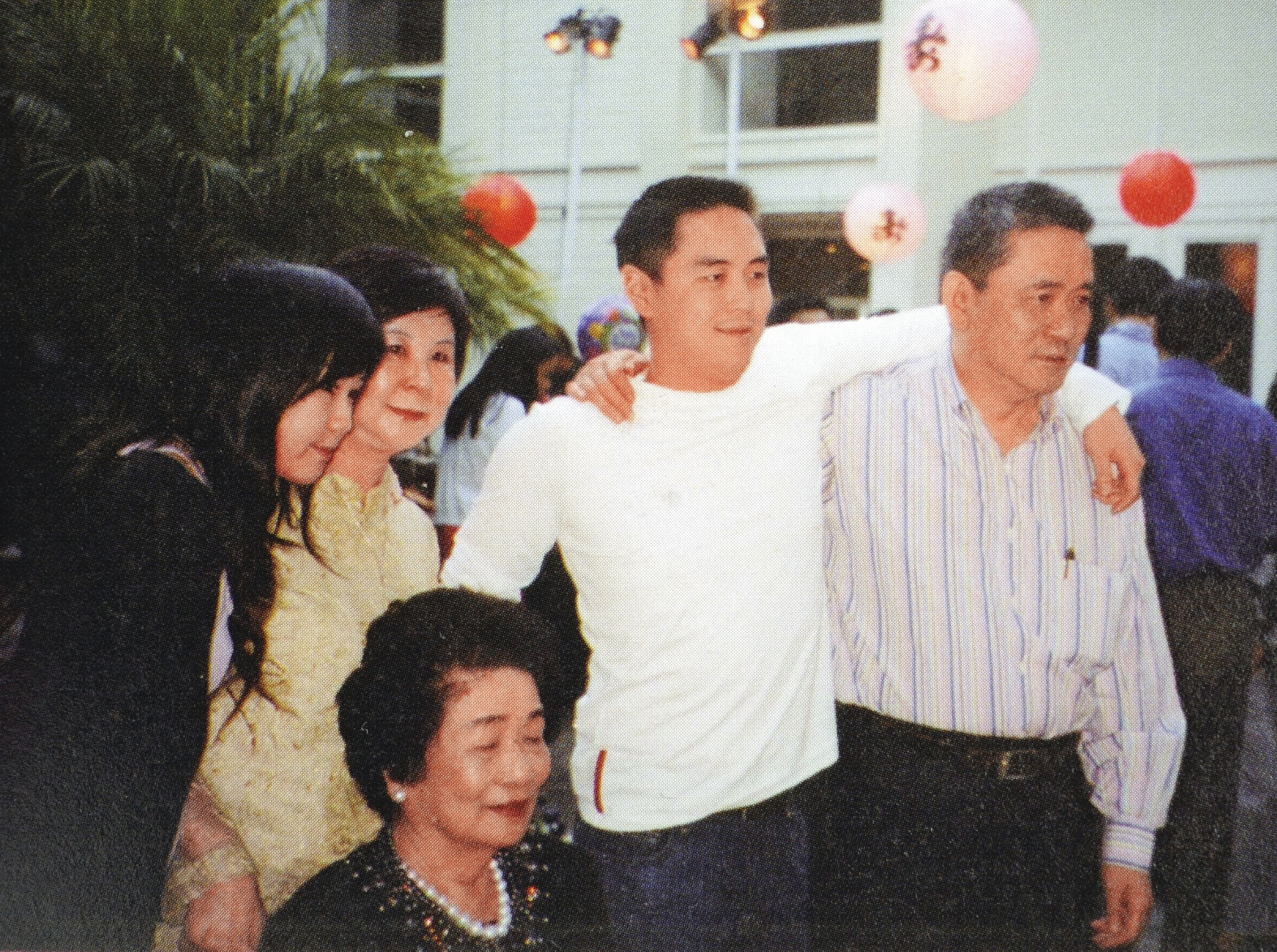 王文洋(右一)和兒子王泉仁(右二)的桃花都很旺,父子二代魅力驚人。(翻攝自王楊嬌紀念別冊)