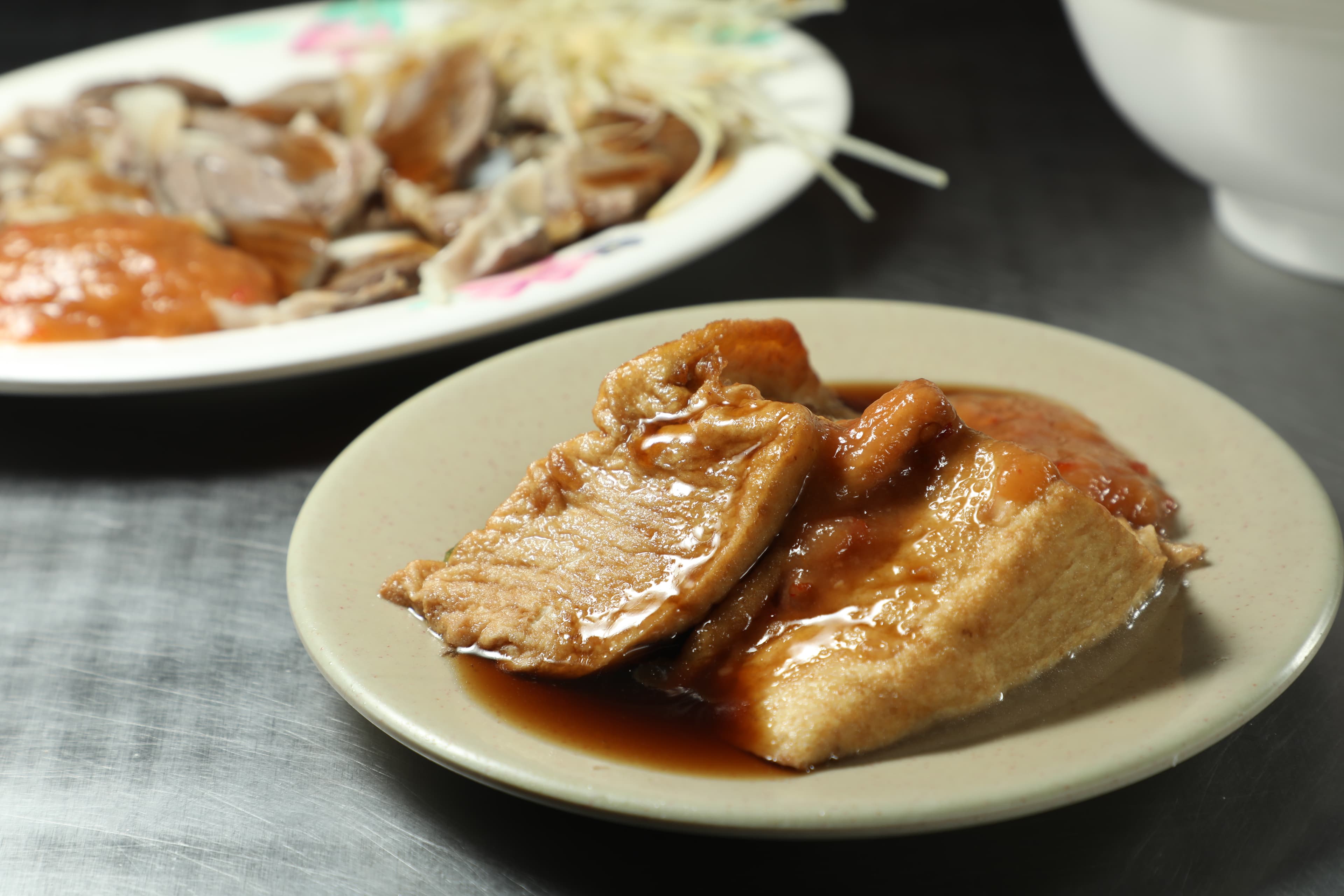 「油豆腐」同樣吸飽豬內臟甜味,非常好吃。(20元/份)