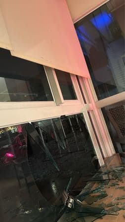 利菁在臉書曬出災情,家中落地窗被強風吹破。(翻攝自利菁臉書)