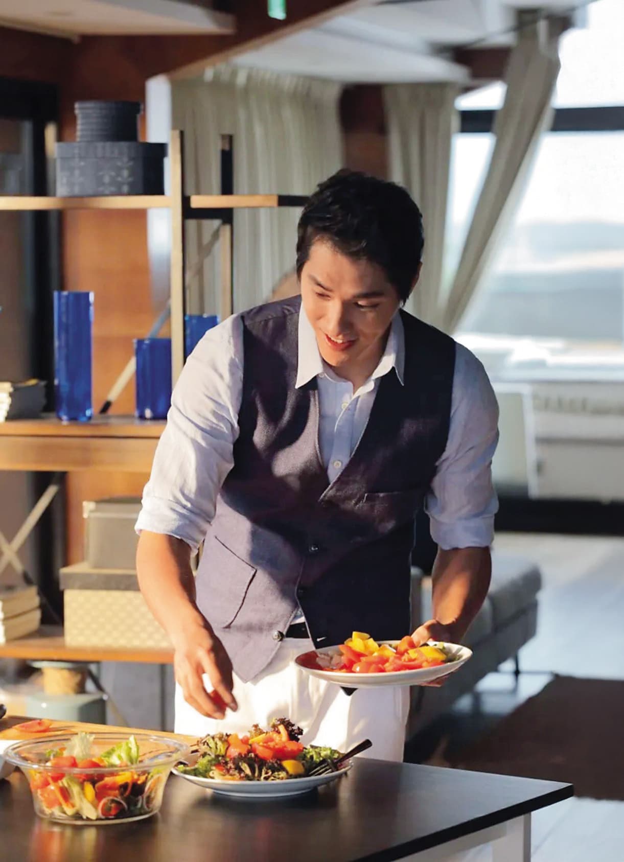 藍正龍因為喜歡品嘗美食而去學廚藝。(台灣三得利提供)