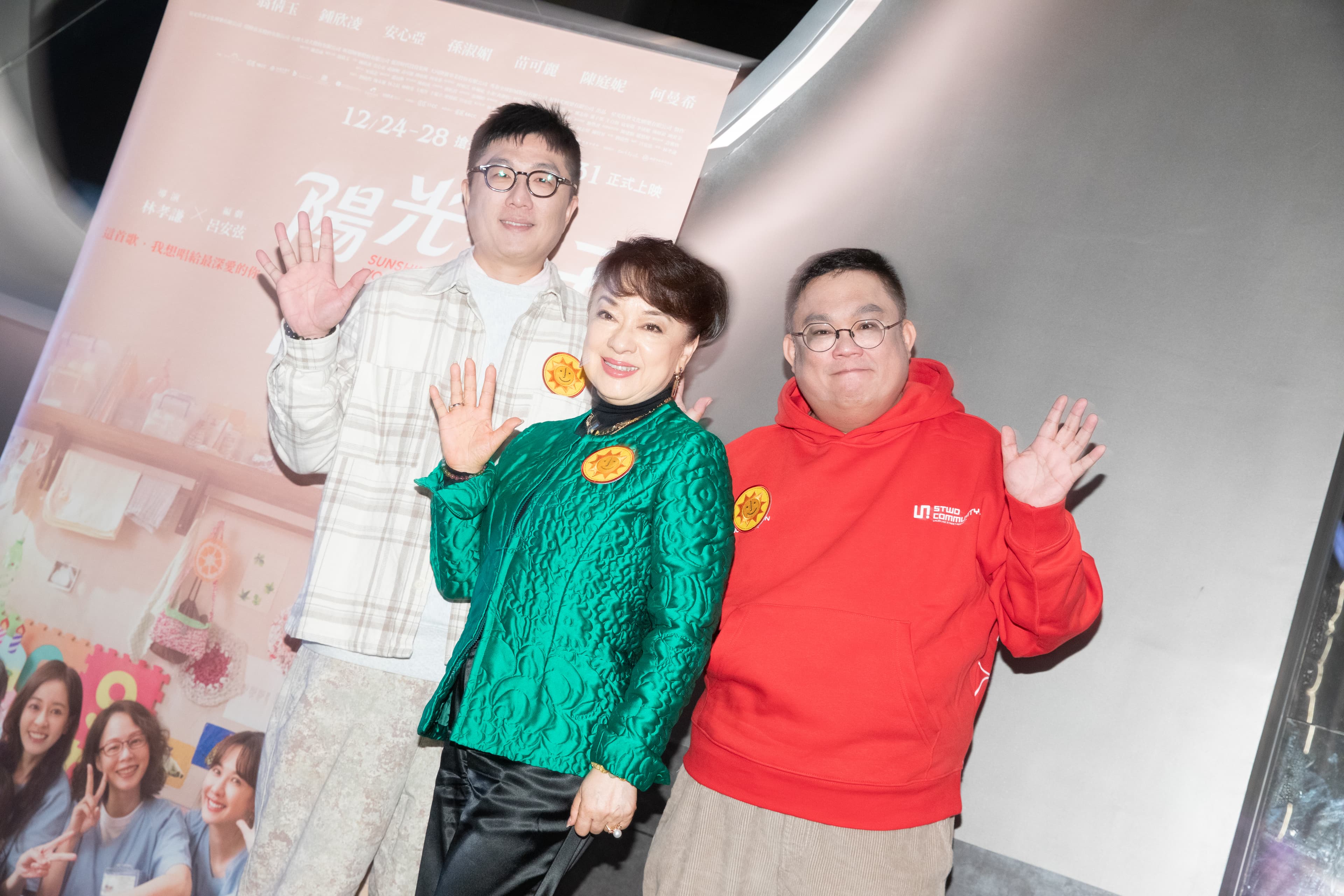 編劇呂安弦(左起)、翁倩玉、導演林孝謙,一起慶祝《陽光女子合唱團》台灣票房突破新台幣五億元。