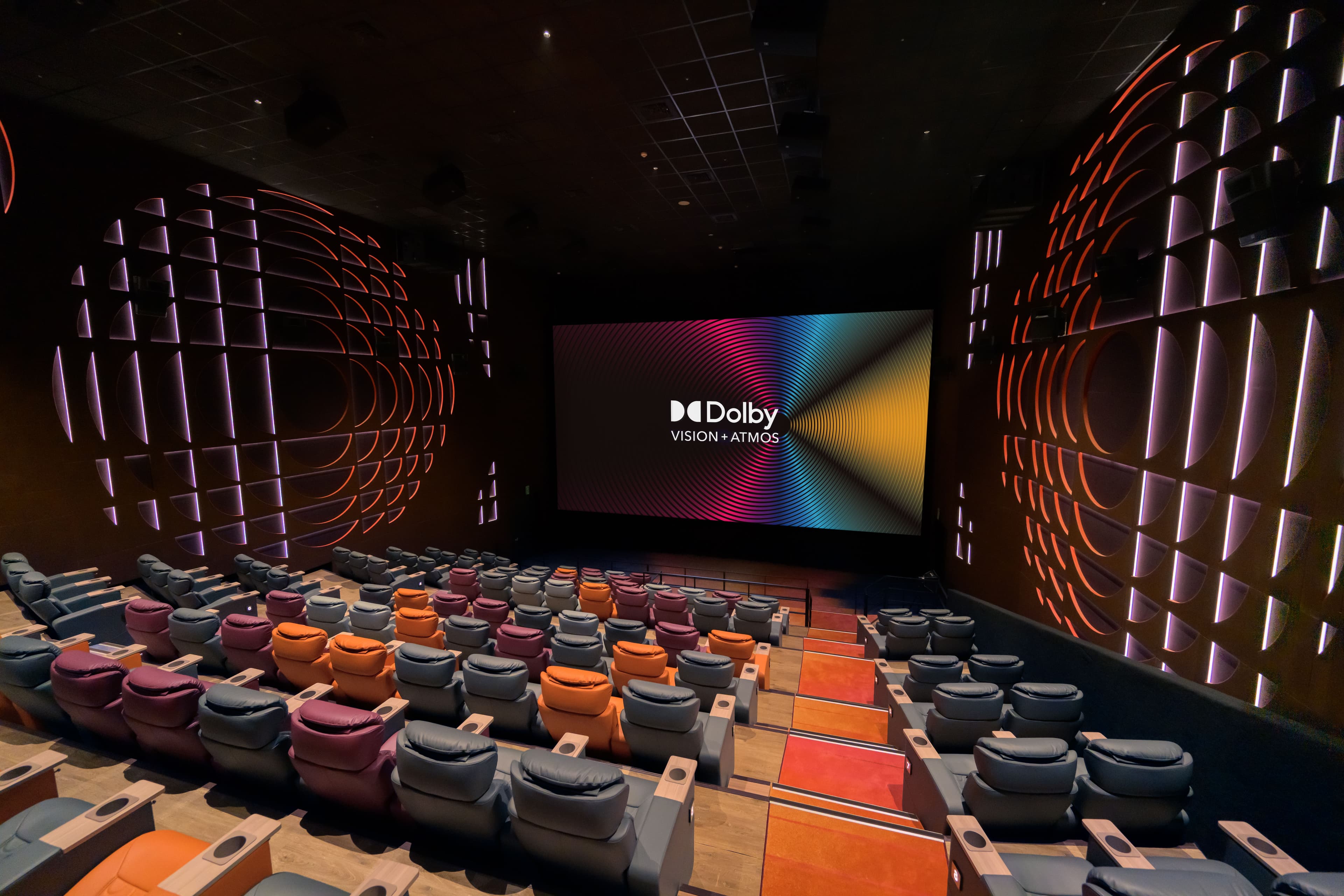 「Dolby Vision + Atmos」影廳主打視聽頂級享受,音響及投影設備造價高達3千萬。(秀泰影城提供)