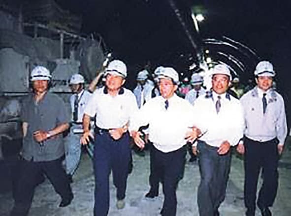 員山子分洪道是阿扁(中)總統任內「新十大建設」的重要建設。圖為2003年6月1日視察員山子分洪計畫。(總統府提供)