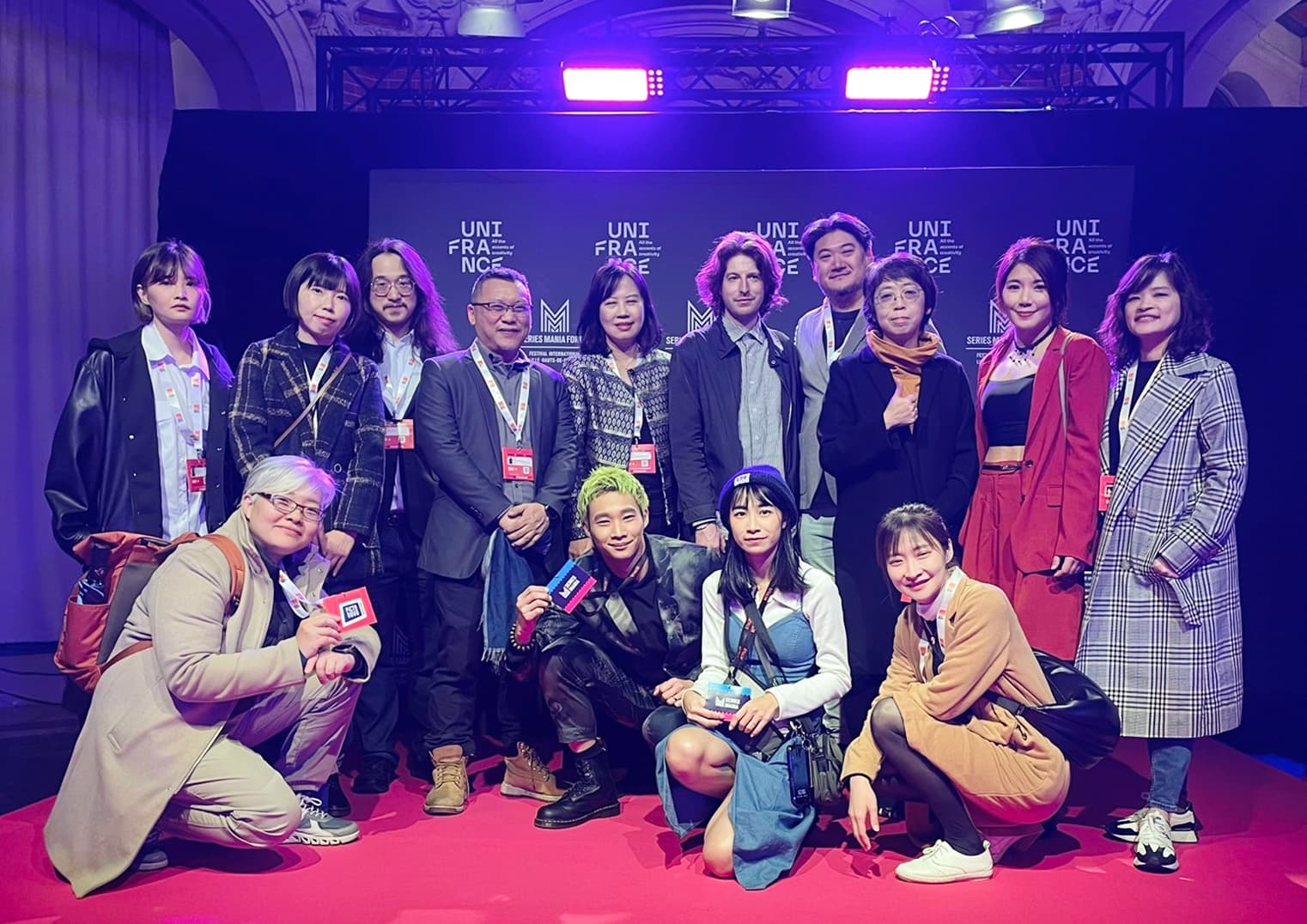公視總經理徐秋華(後排左五)、節目部經理於蓓華(後排右三)與《聽海湧》團隊一同出席法國里爾SERIES MANIA劇集展。(公視提供)