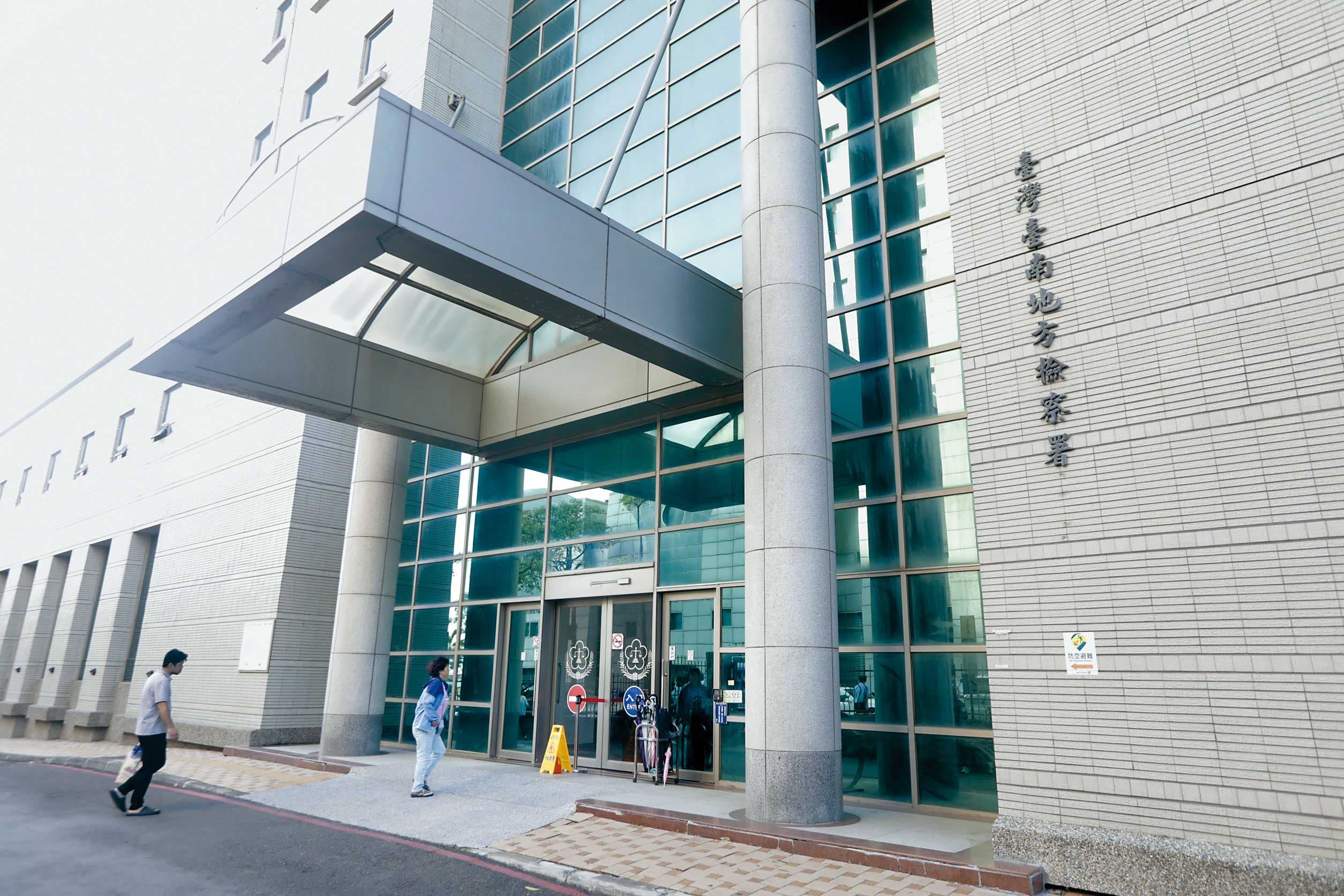 盧君星膽大包天,竟潛入台南地檢署女廁所偷拍如廁畫面。