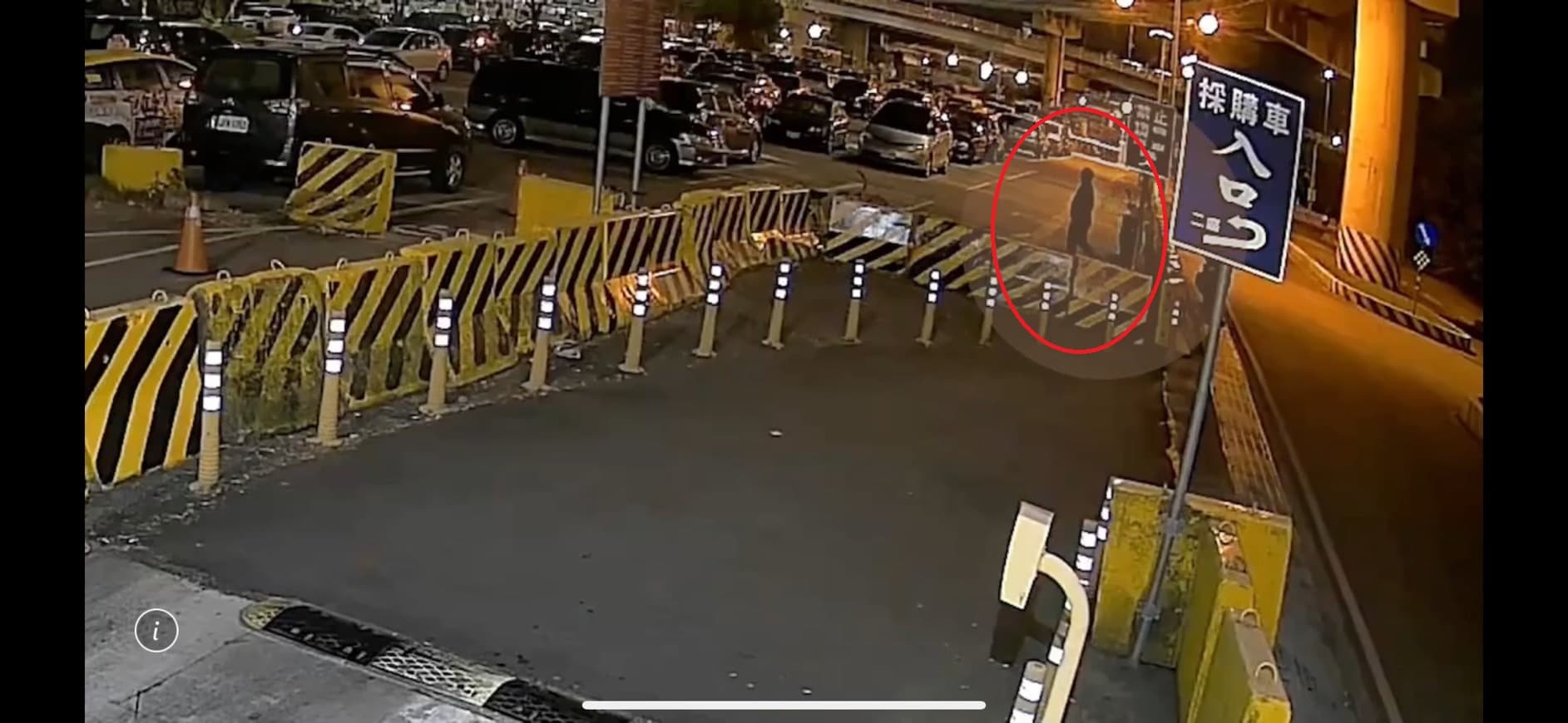 警方鎖定謝男深夜騎車到停車場選定目標,用鑿子將車窗打破。(翻攝畫面)