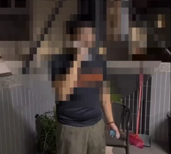 警方發現有被害人被逼用馬桶刷刷牙影像。（警方提供）