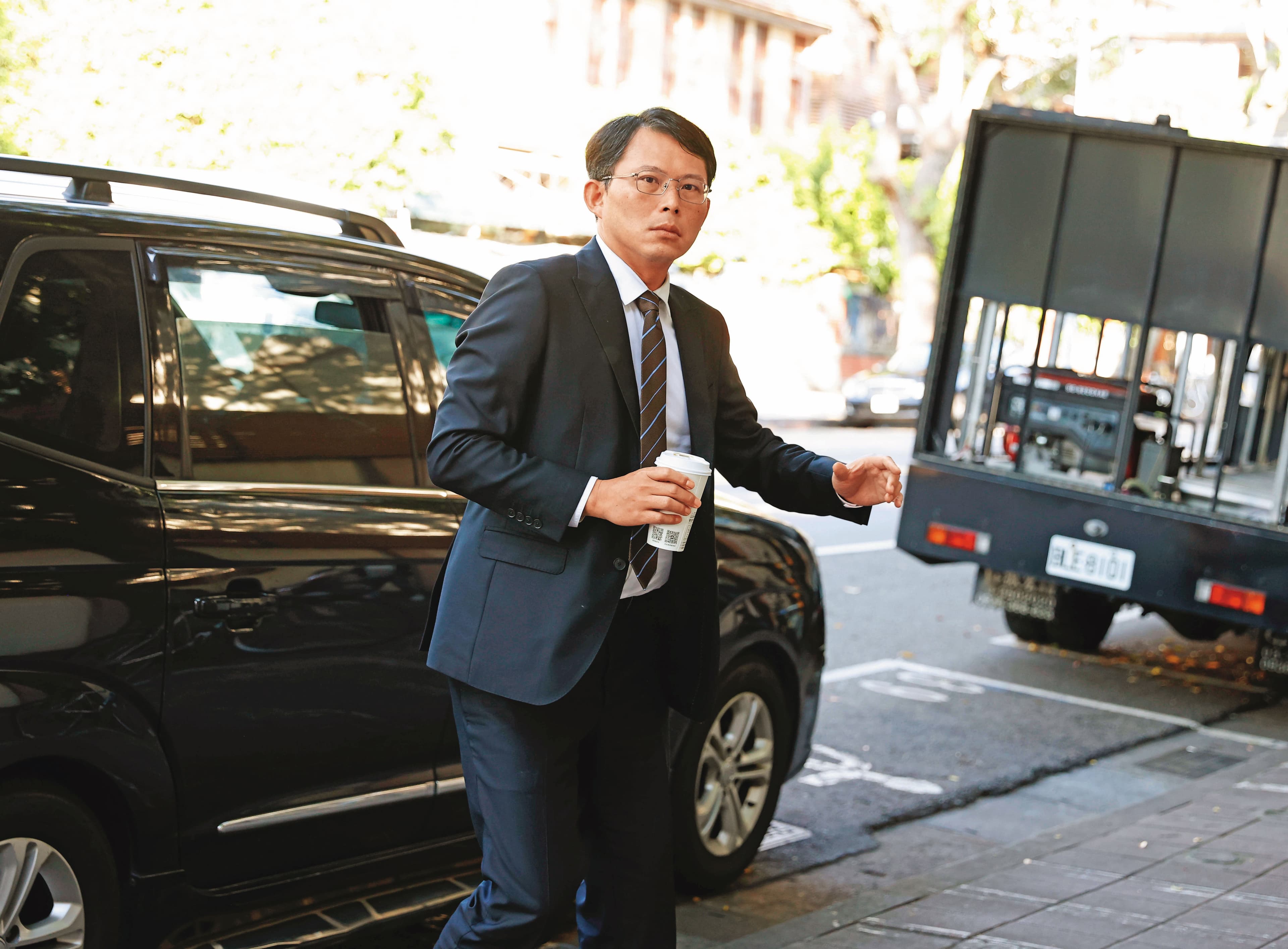 第三勢力要角C遭家暴,黃國昌(圖)意外成隱形第三人,成為妻子E拿來羞辱C的理由。