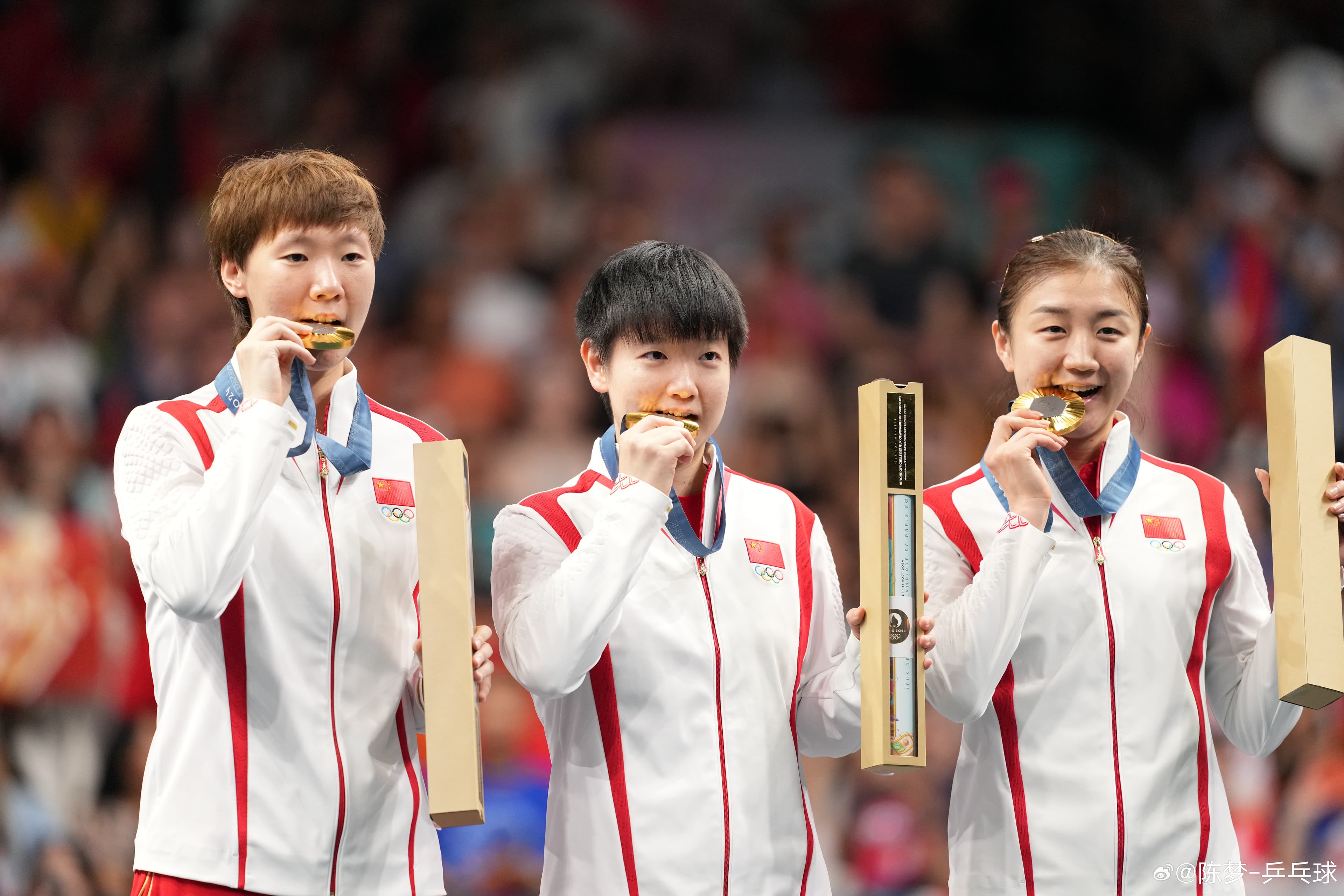 陳夢(右)擊敗隊友孫穎莎(中),在女單奪金,讓不少中國球迷相當失望。(翻攝自陳夢微博)