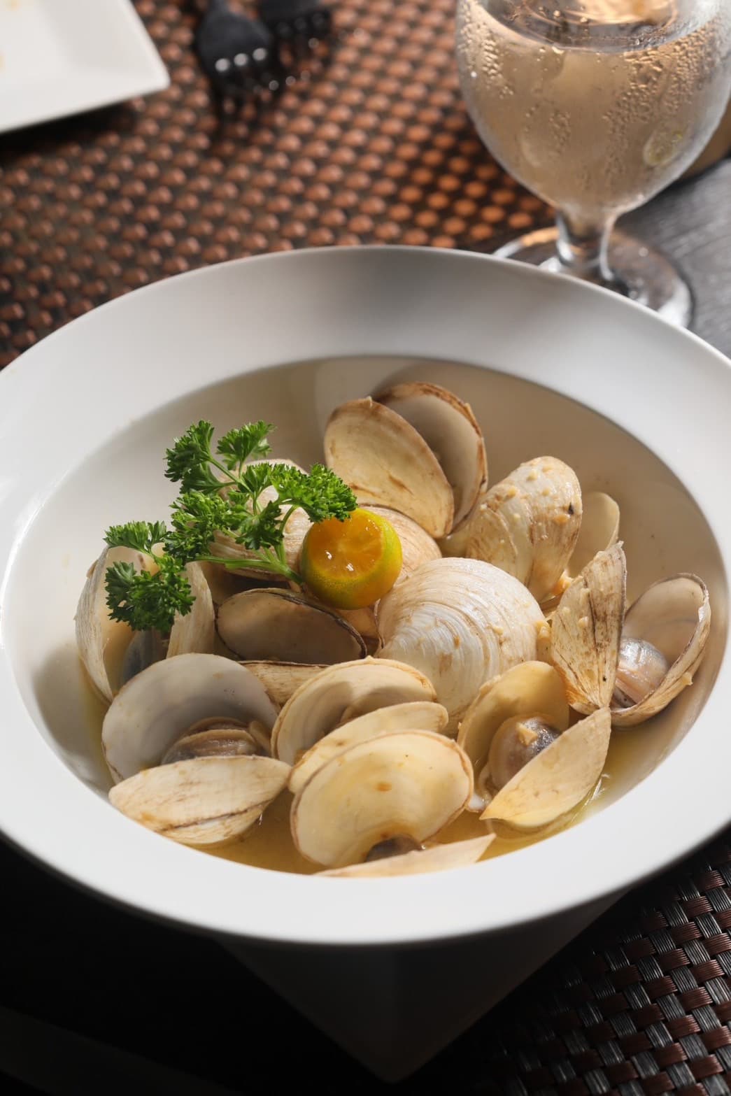 「KOROR MANGROVE CLAMS」食材來自紅樹林貝殼,簡單的大蒜與白酒調味更趁鮮甜。(14美元/份,約NT$450)