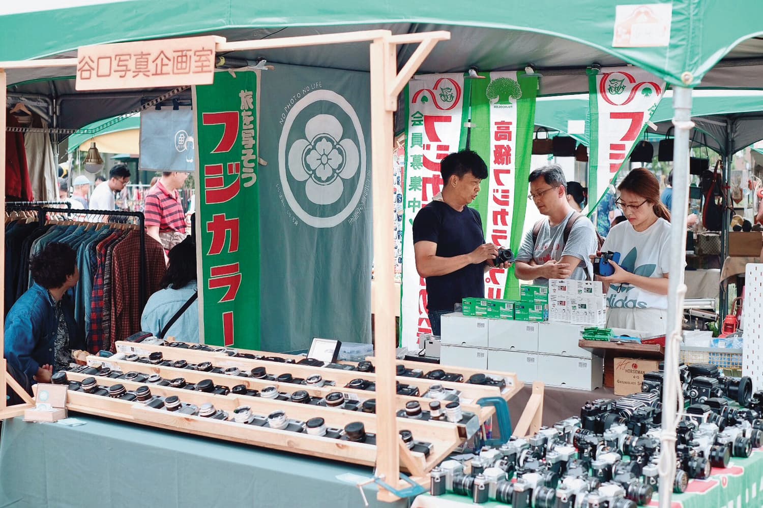 創業初期葉仁傑為打出名號,到處參加北中南市集活動。(葉仁傑提供)