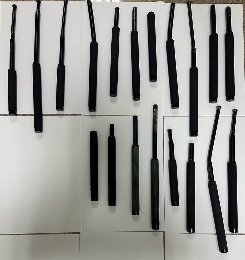 警方在現場查扣惡煞犯案用甩棍。(翻攝畫面)