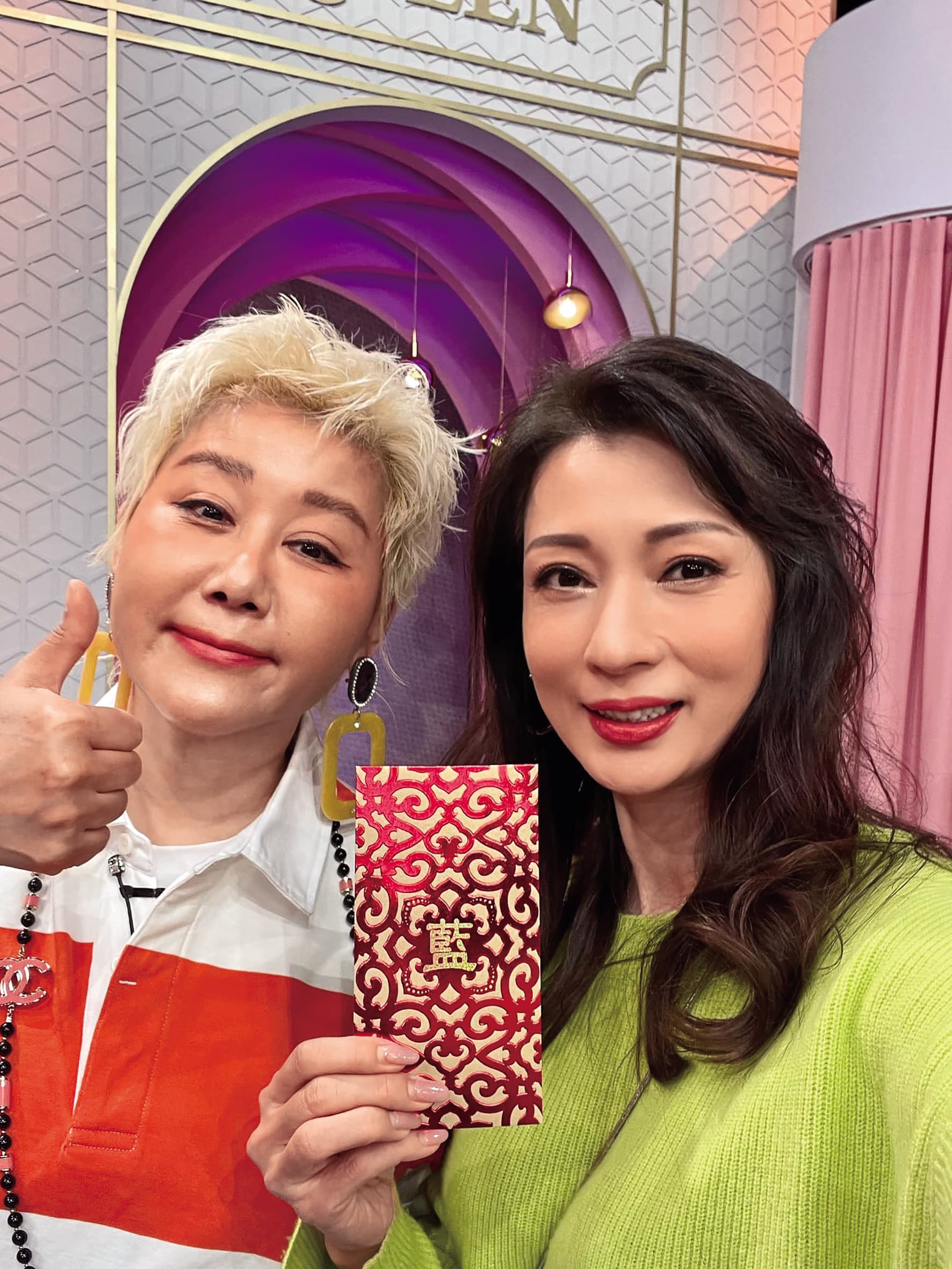 近年鮮少在幕前演出的溫翠蘋(右),多以通告來賓為主,常上好友藍心湄(左)節目《女人我最大》。(翻攝自溫翠蘋臉書)