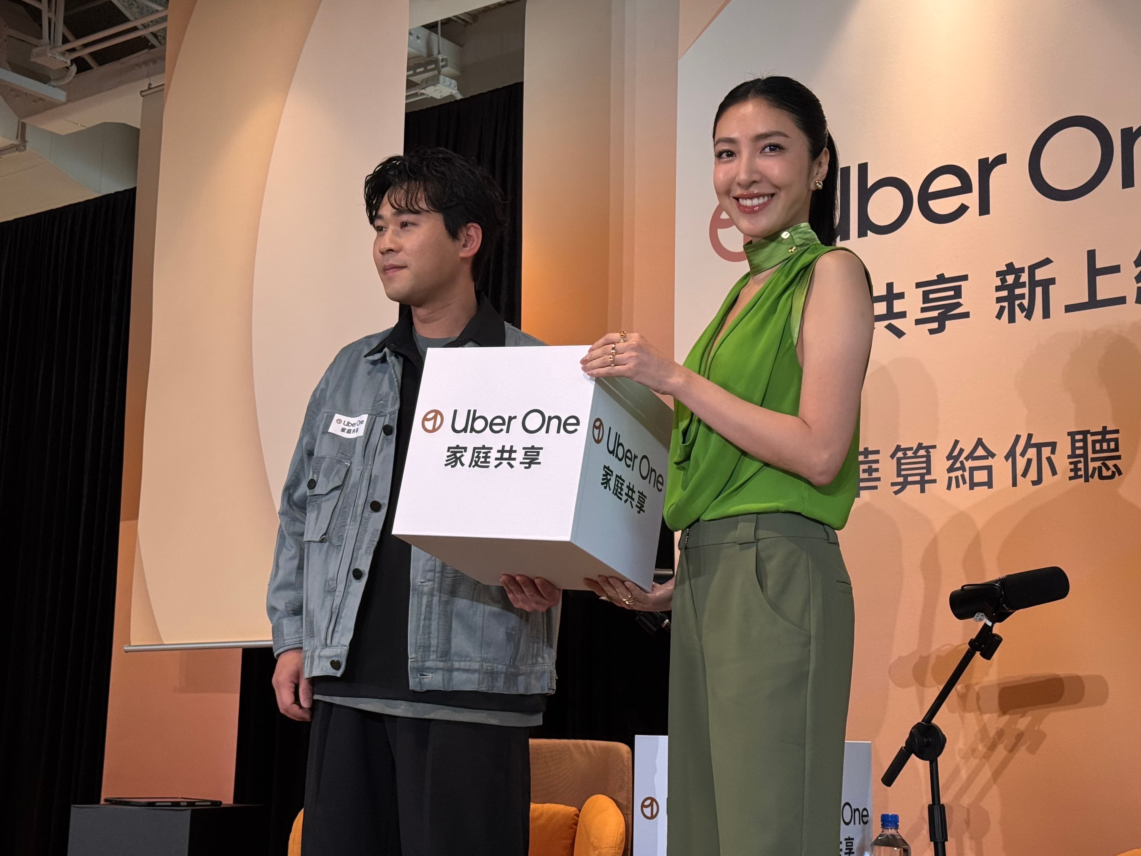 楊謹華和黃迪揚為記者會錄製一段節目分享省錢秘招。