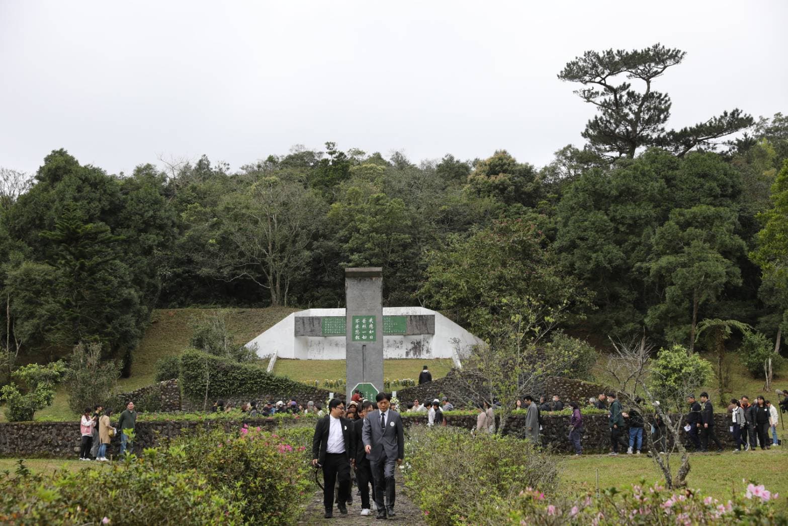 林宅血案46年,慈林基金會今日在宜蘭林家墓園舉行追思會,林義雄的妻子方素敏與親友到場,與上百名民眾一起哀悼。