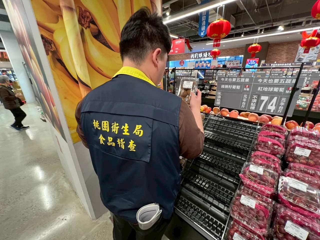 桃園市衛生局表示,經抽查架上生鮮蔬果產品,現場並未發現發霉、變質或腐敗之情事。(桃園市衛生局提供)