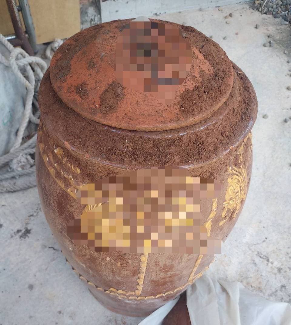 郭男等人強挖被害人祖墳，取走骨頭甕藏匿，強逼被害人就範。（翻攝畫面）