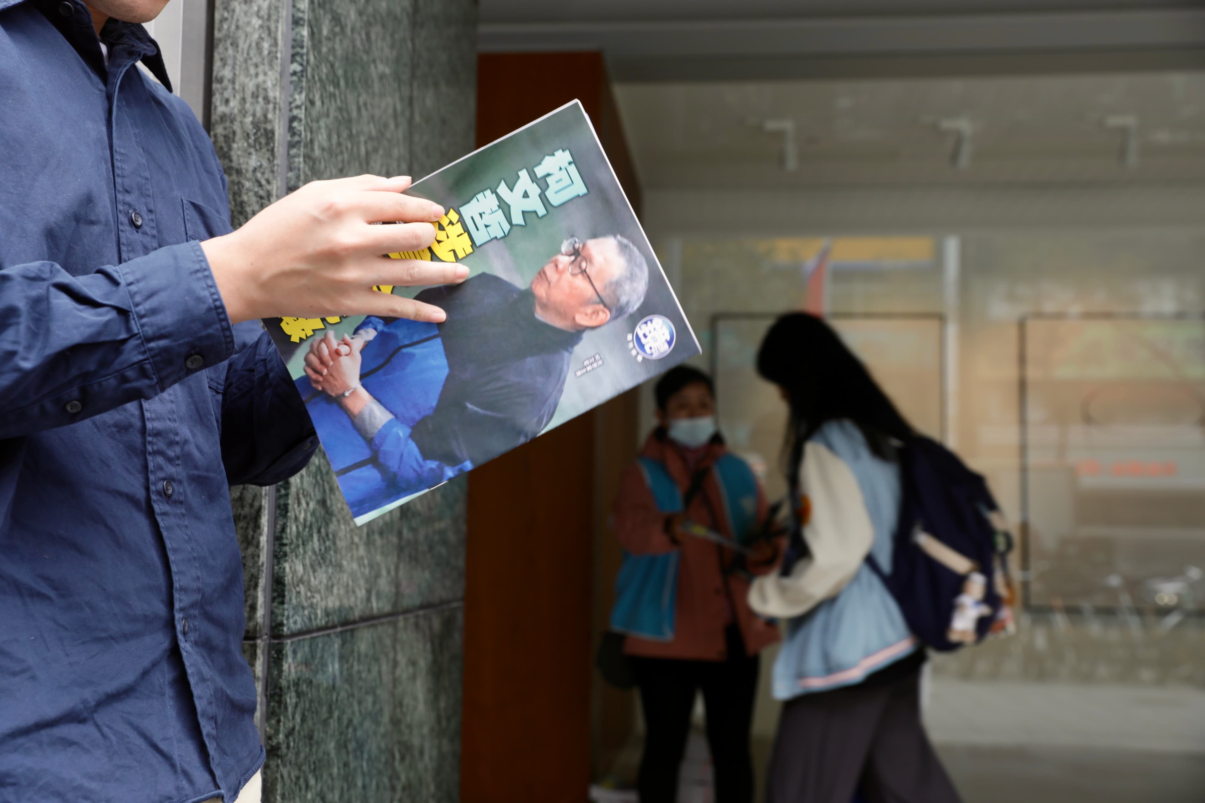 《鏡週刊》連續20期記錄京華城案,也在今天中午12點於雙北10處發送號外起訴書全文摘要。圖為台北捷運南京復興站。