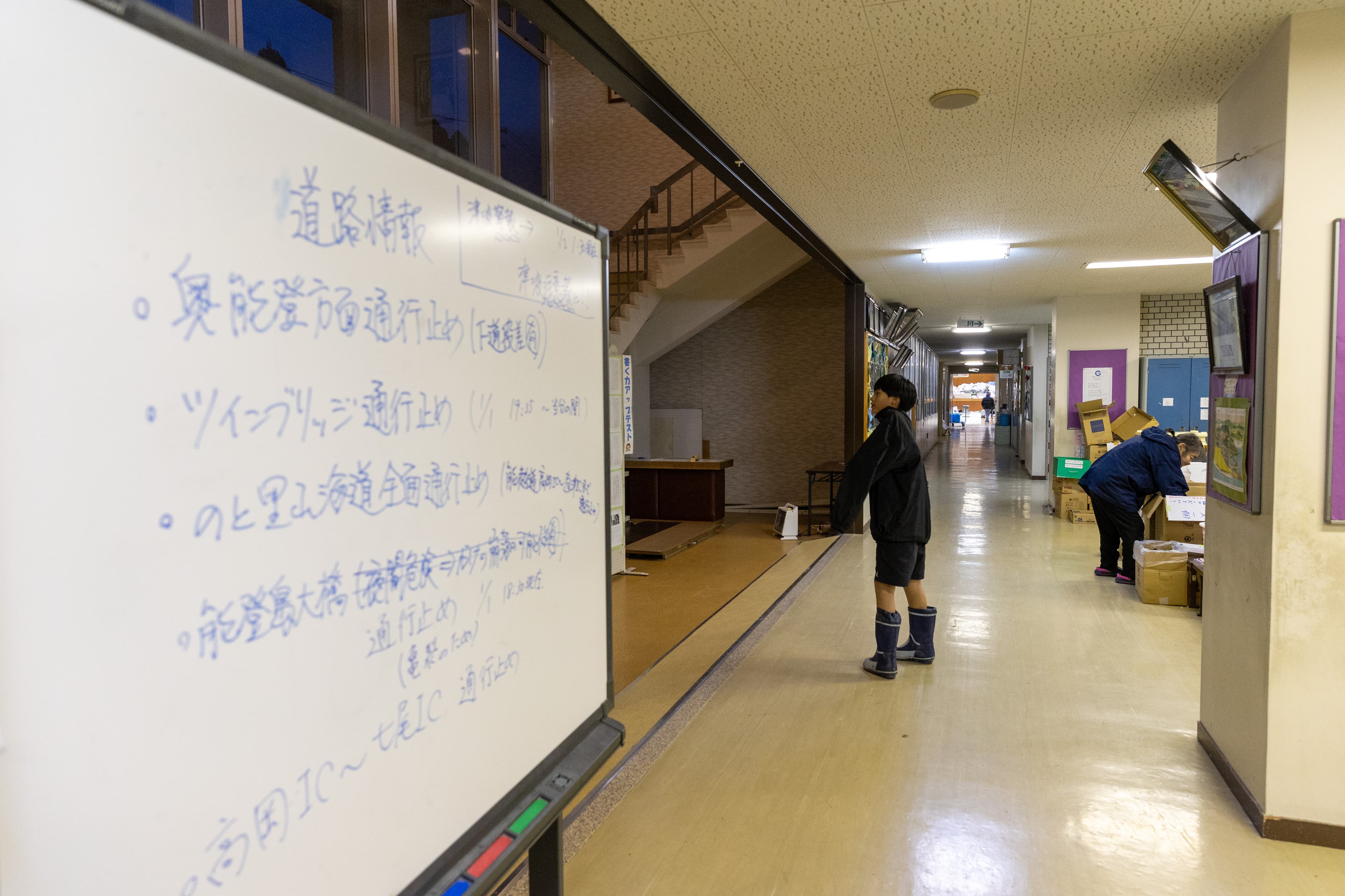 避難所人員貼心拿出白板,寫上最新地震情報、注意事項,傳達給災民們了解。