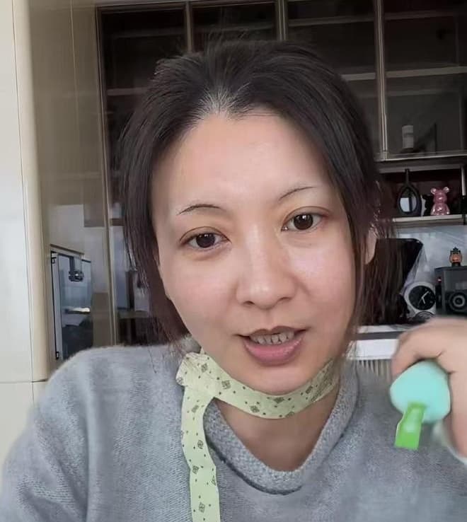 《後宮甄嬛傳》飾演「沈貴人」沈眉莊的女星斕曦,日前直播素顏出鏡,容貌變化引起熱議。(翻攝自微博)