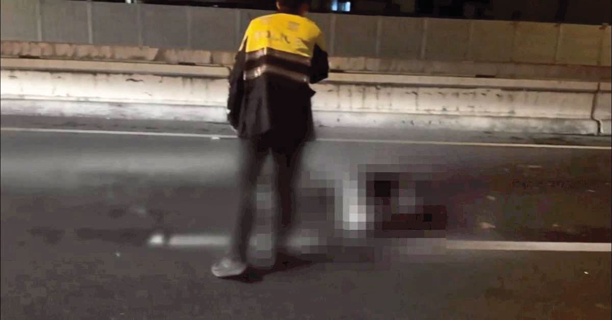 警方趕抵現場時,倒臥在內線車道的溫男已明顯死亡。(翻攝畫面)