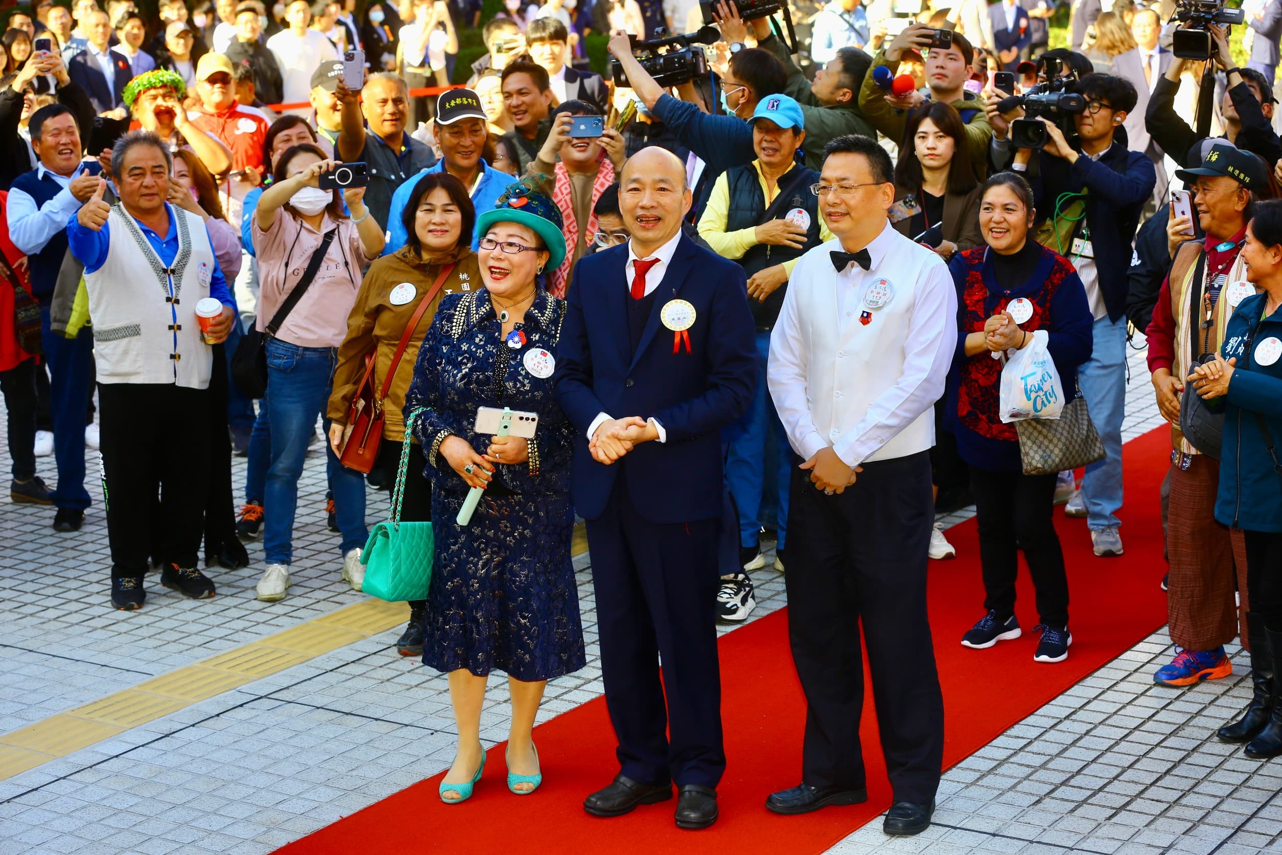 韓國瑜紅毯人氣高,親友團助威不斷。