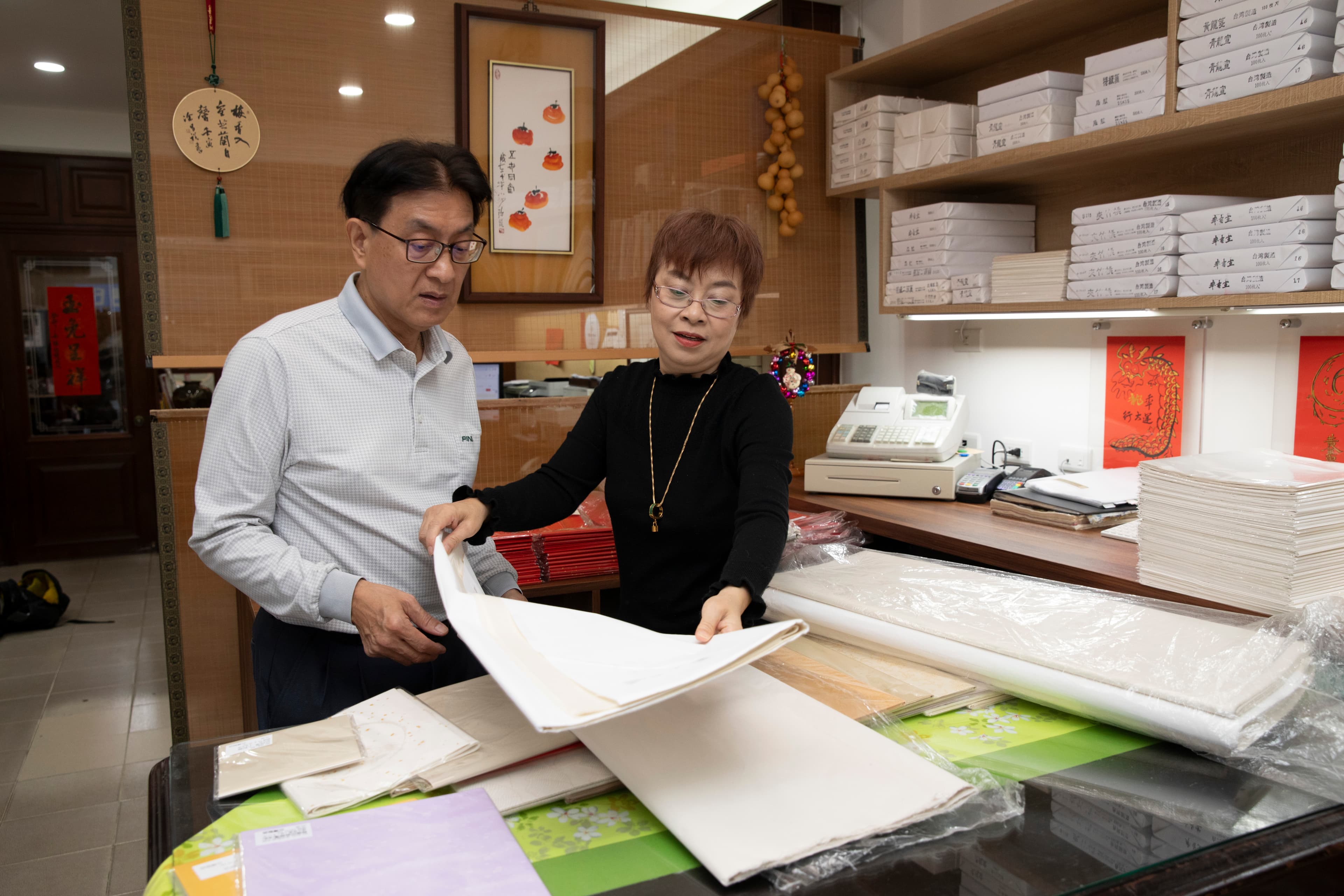 黃國權(左)與二妹黃維敏(右)一起守護家業,積極拓展台灣消費市場。