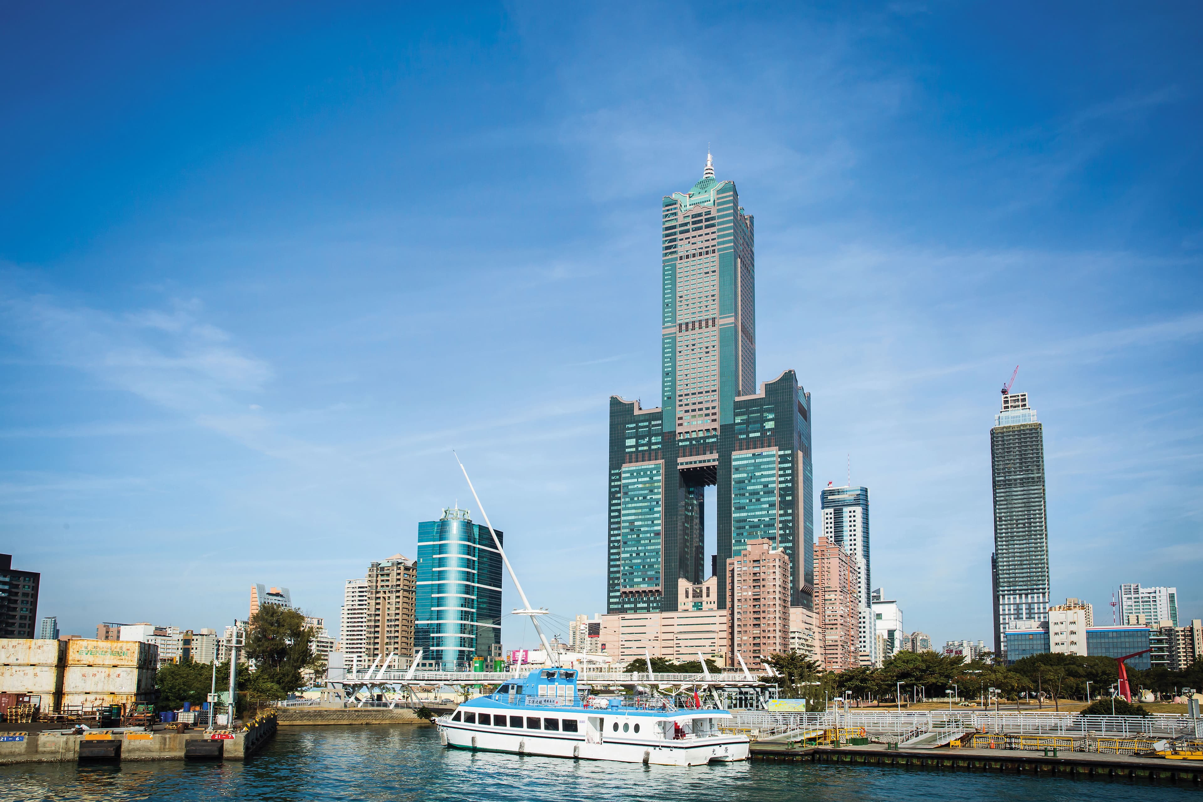 高雄港是台灣最大國際港埠,有潛力成為亞太地區海運轉運中心,也兼具觀光效益。