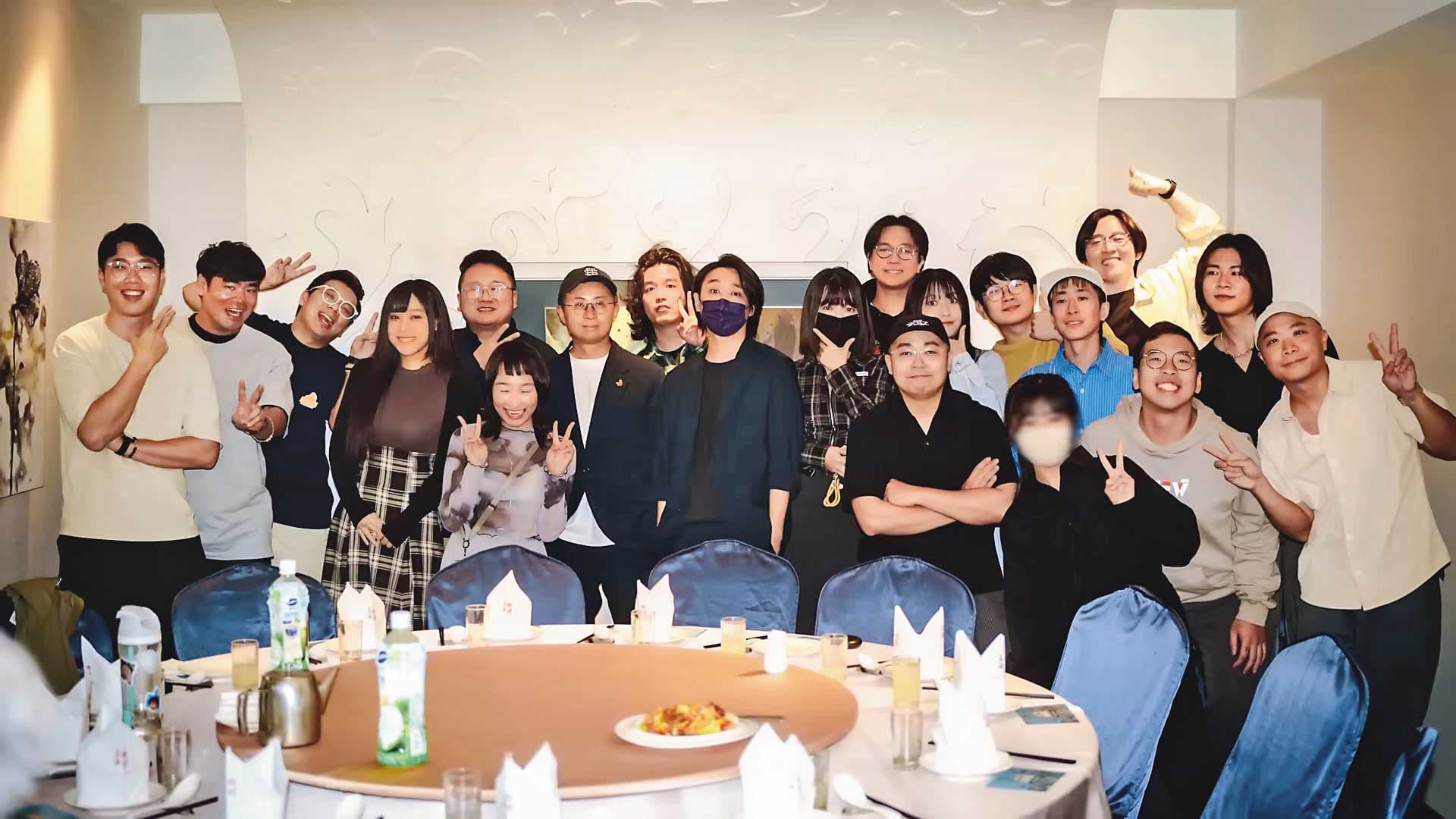 公司結束,呱吉邀請歷年約20位員工一起吃飯。(翻攝自YouTube頻道「上班不要看」)
