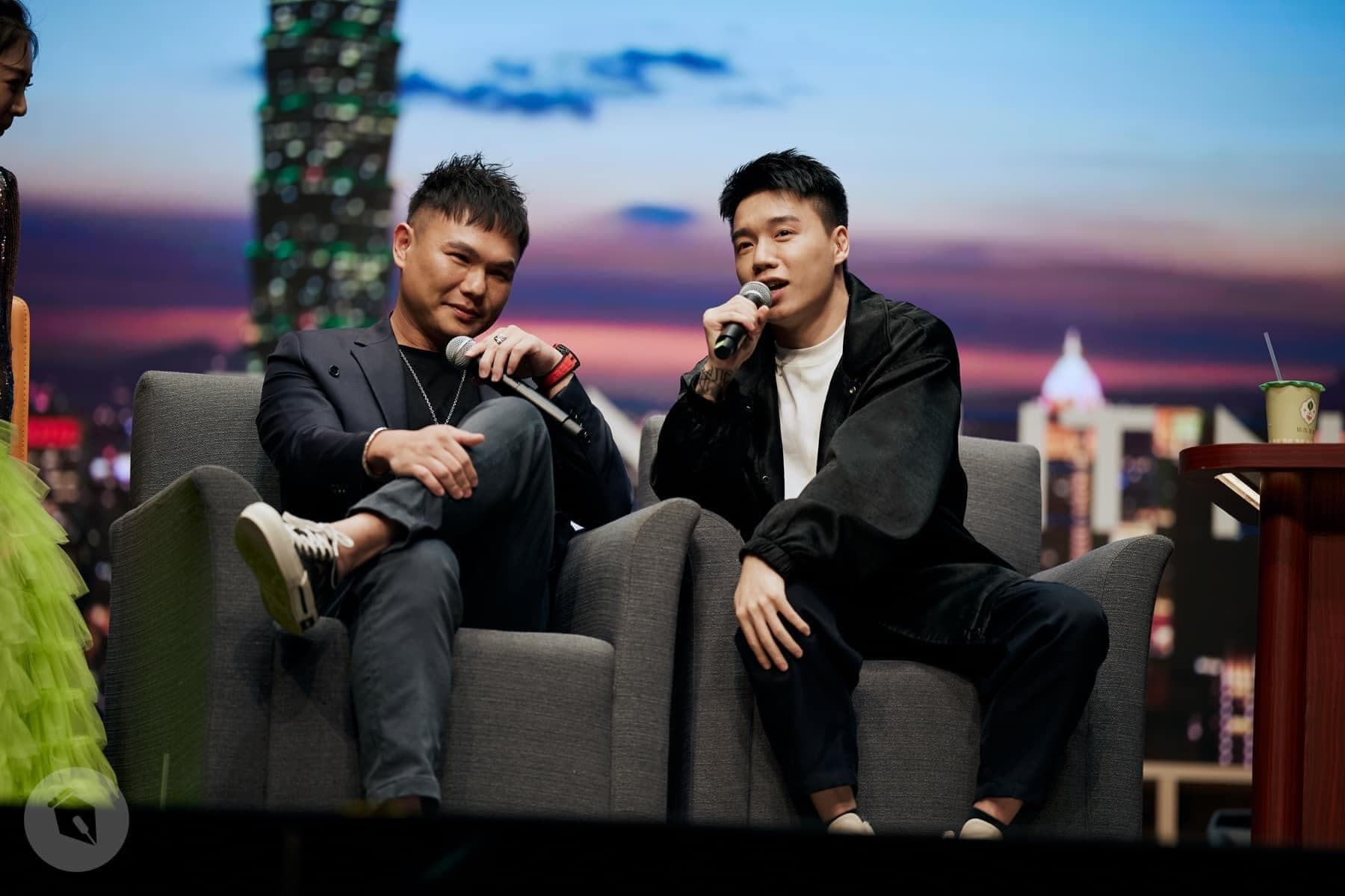 超哥與Toyz過去才因雞排事件起口角,後續兩人上《夜夜秀》上演和解戲碼。(翻攝自臉書@超派人生)