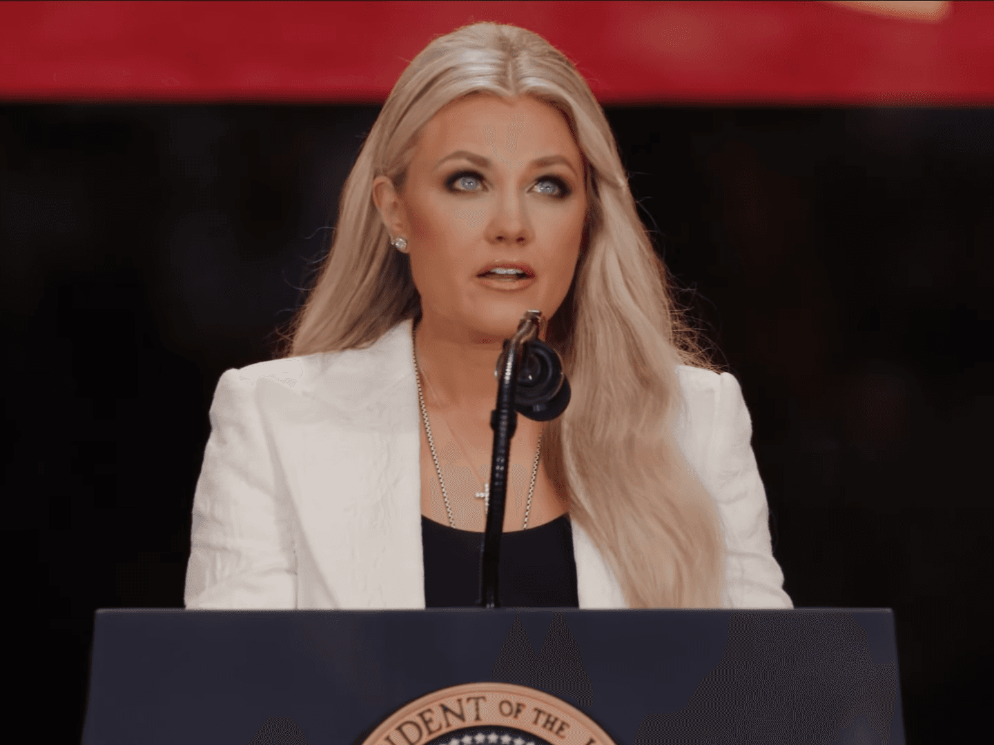 艾瑞卡在追思會上演說,表示原諒槍手。(翻攝The White House YouTube頻道)