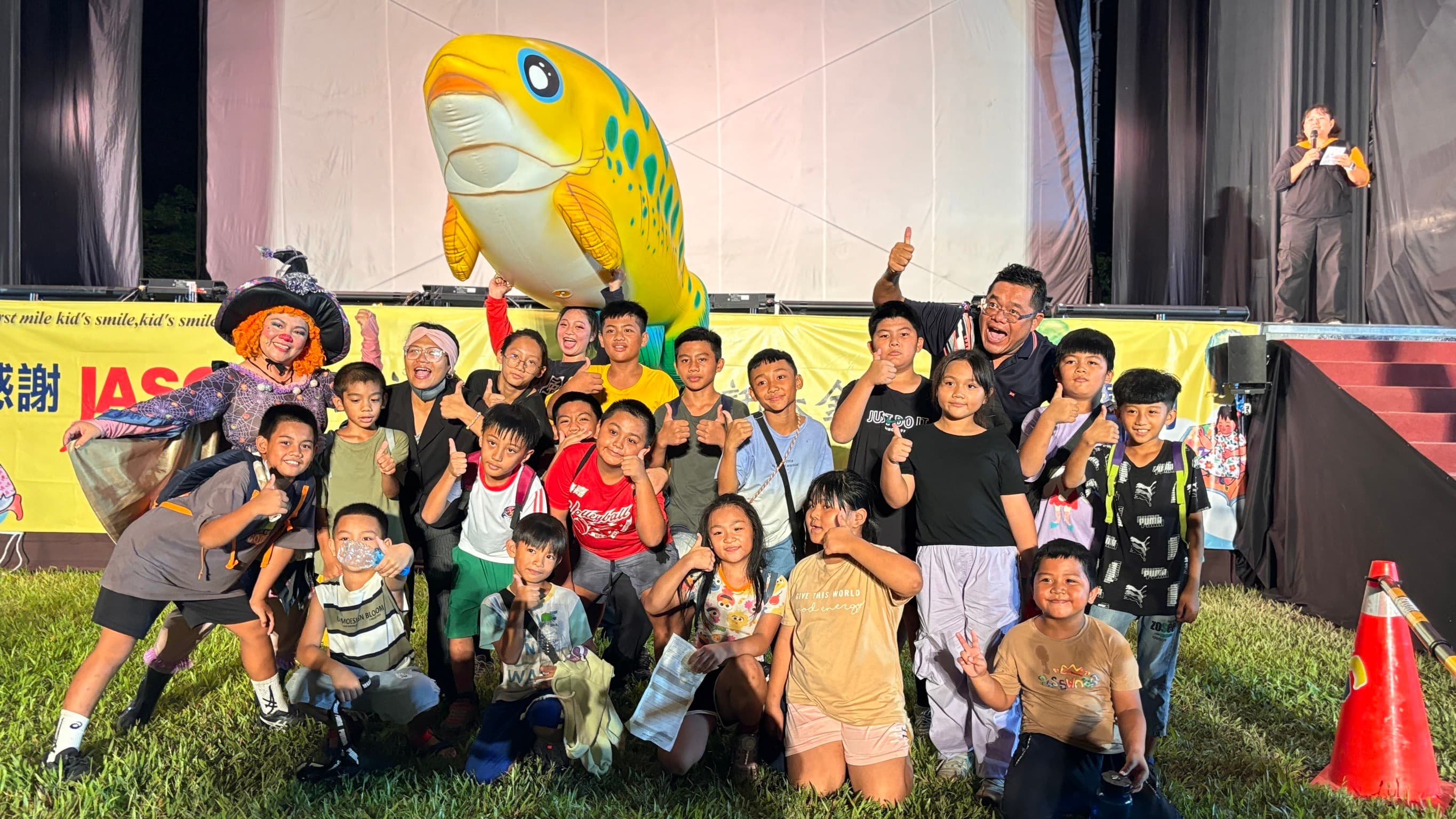 三地門鄉賽嘉國小學生欣賞紙風車劇團《雞城故事》後留下紀念照。(紙風車文教基金會提供)