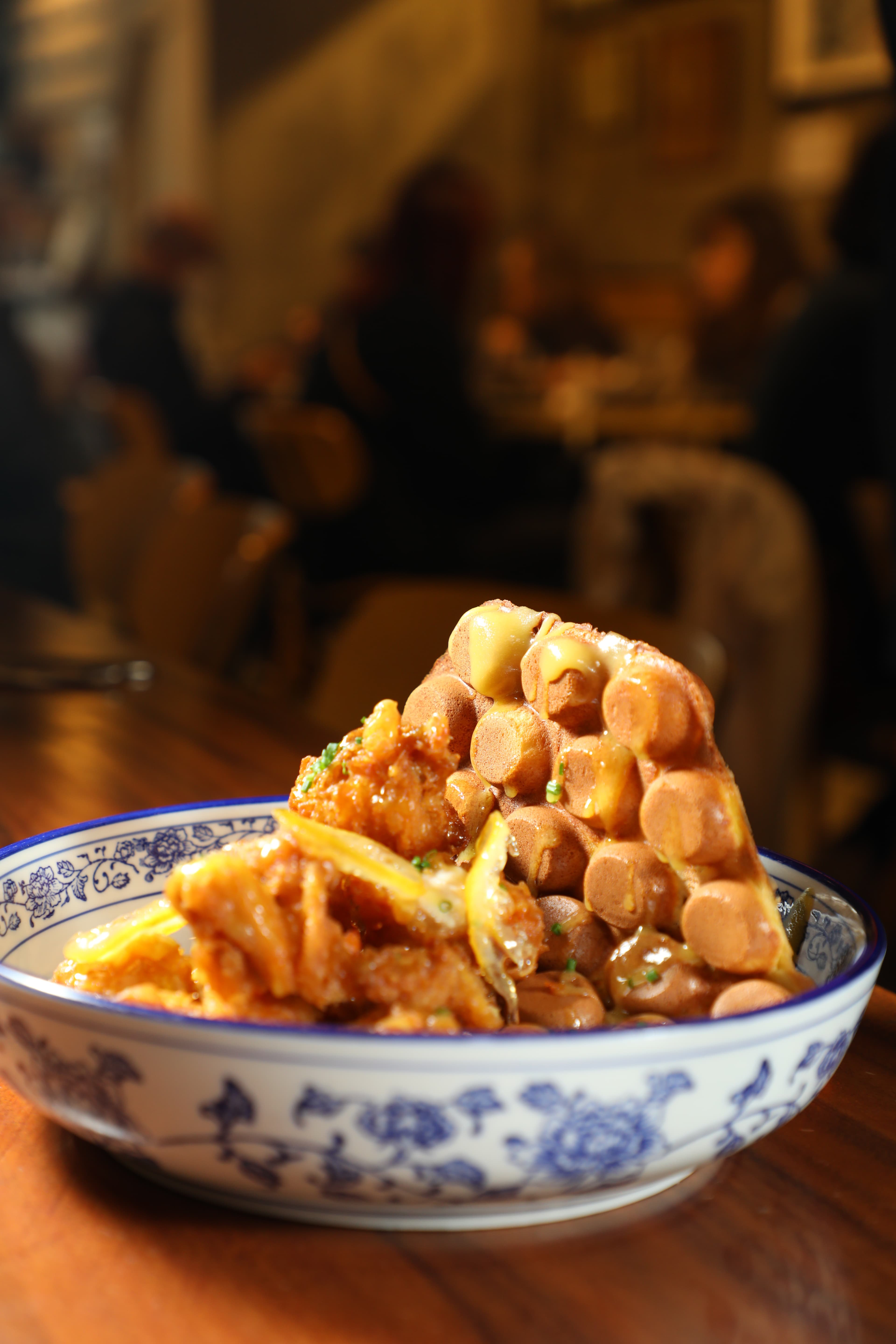 「雞蛋仔與雞配自家製檸檬醬」是來大和堂的必點餐食。