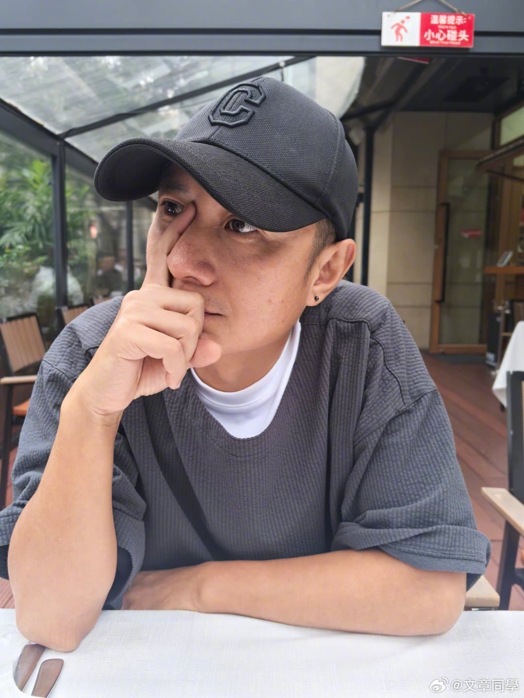 對岸男星文章在老婆懷孕時遭狗仔拍到和小三的親密行為。（翻攝自文章微博）