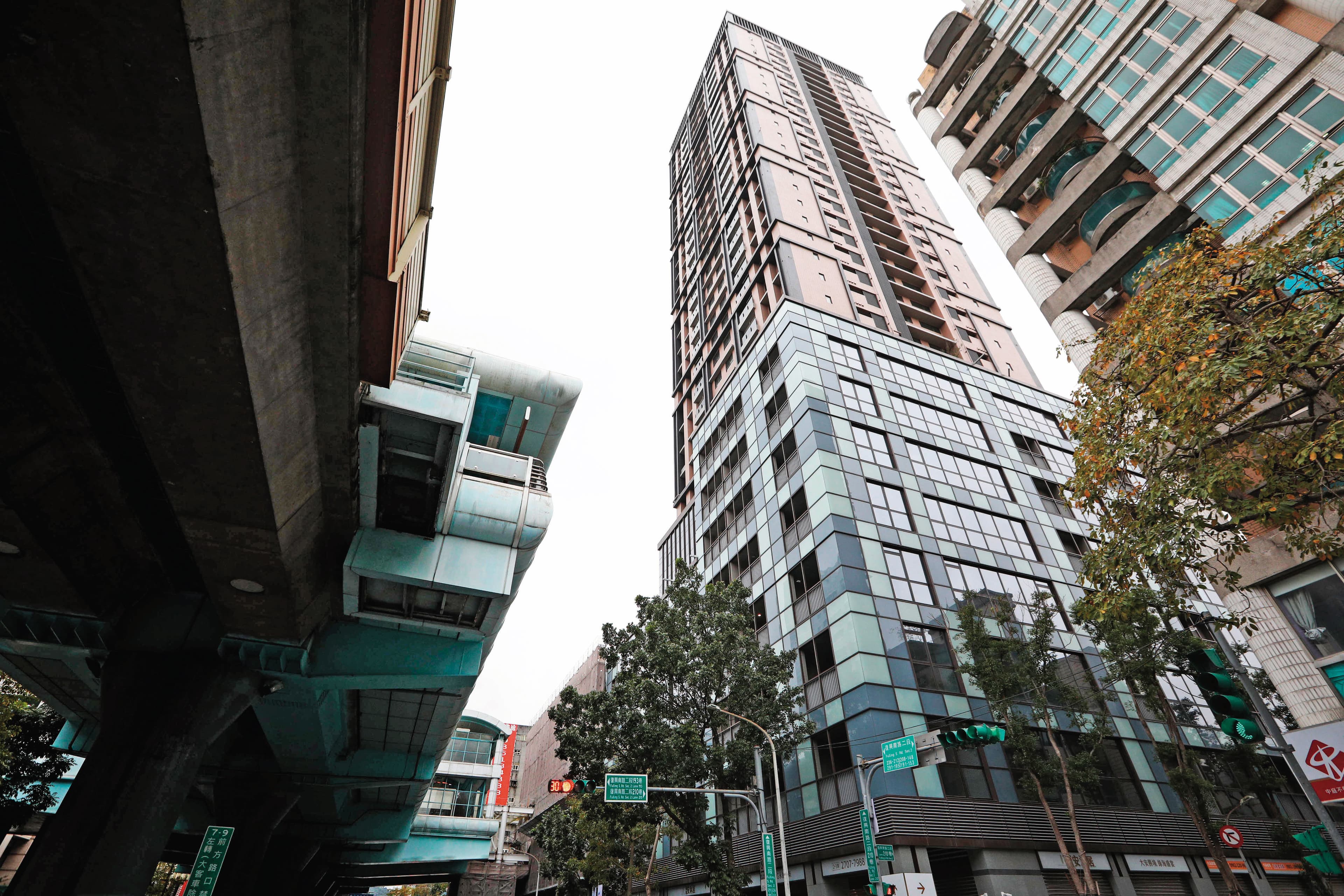 位於台北市大安區的冠德沐居豪宅建案,原本是施宗明要買來與嫩模C女婚後居住的地方,一戶要價逾7,000萬元。