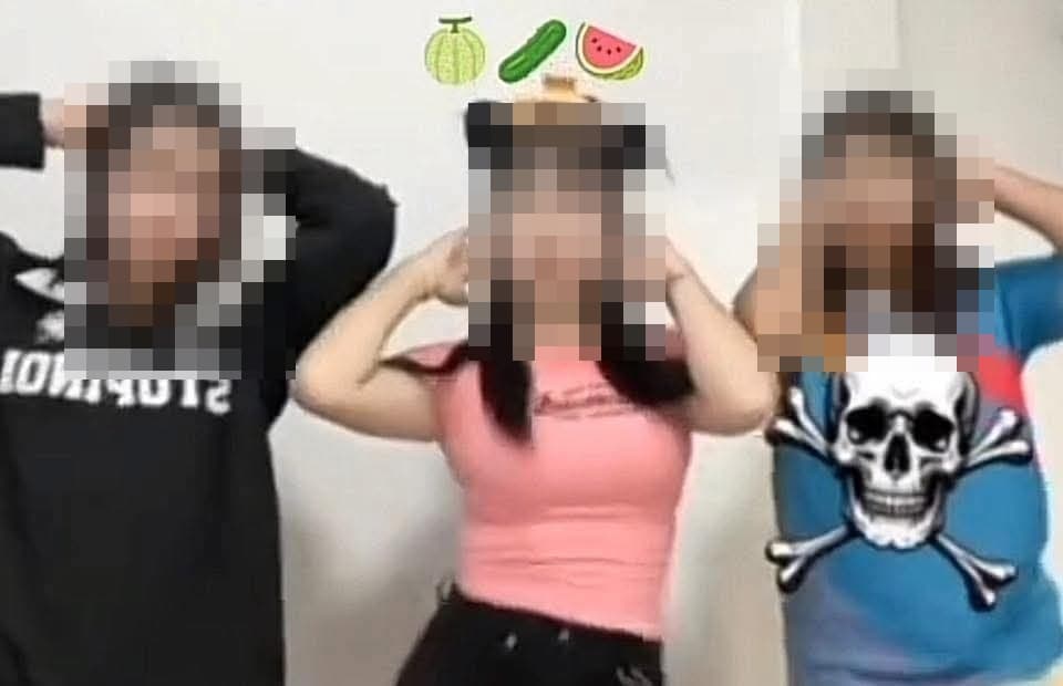 亂倫影片中除父母外,多名女兒亦有出鏡。(翻攝自รัฐบาลห่วยๆ V1 FB)